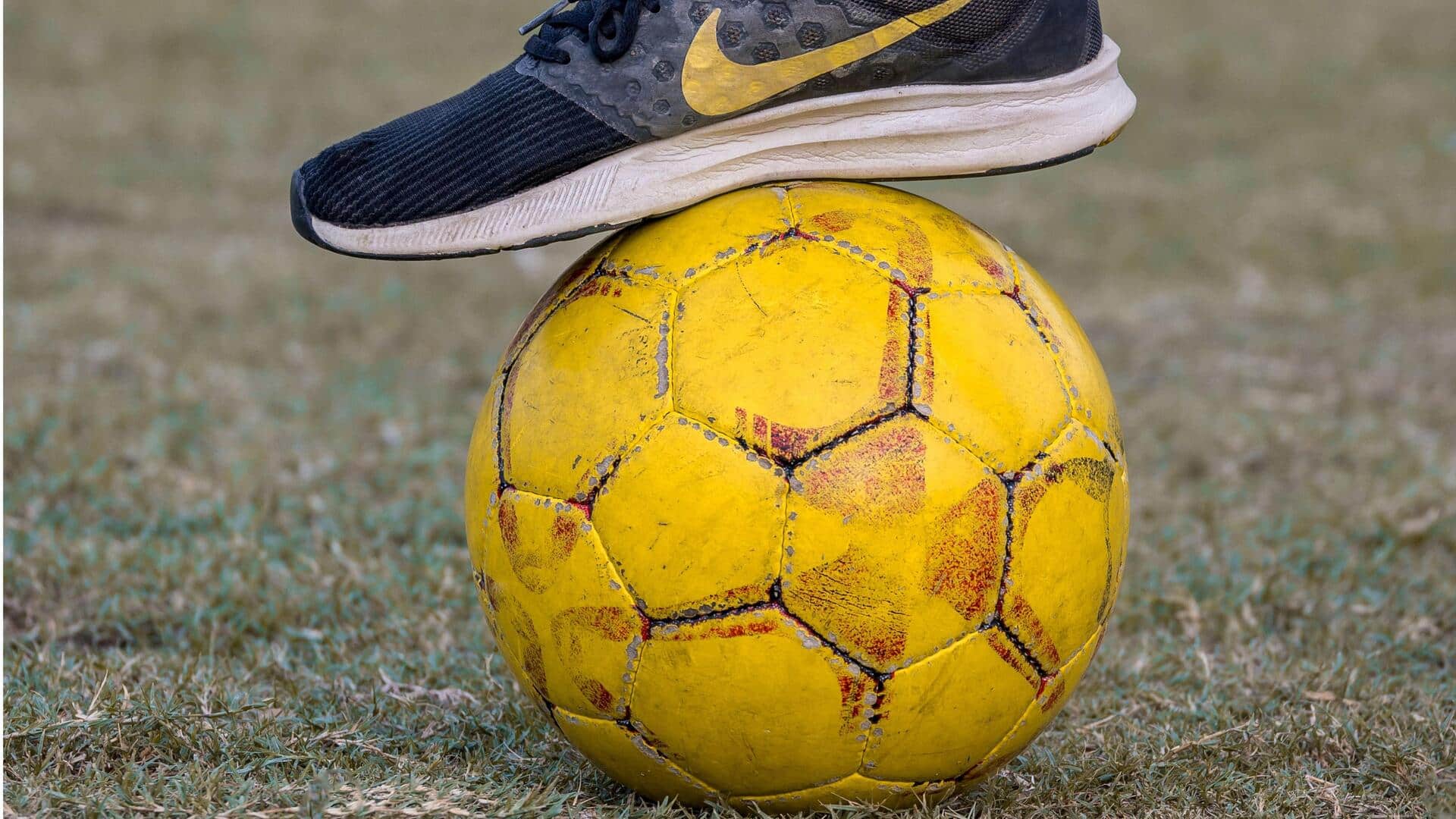 Mengapa bola sepak memiliki dua belas pentagon?