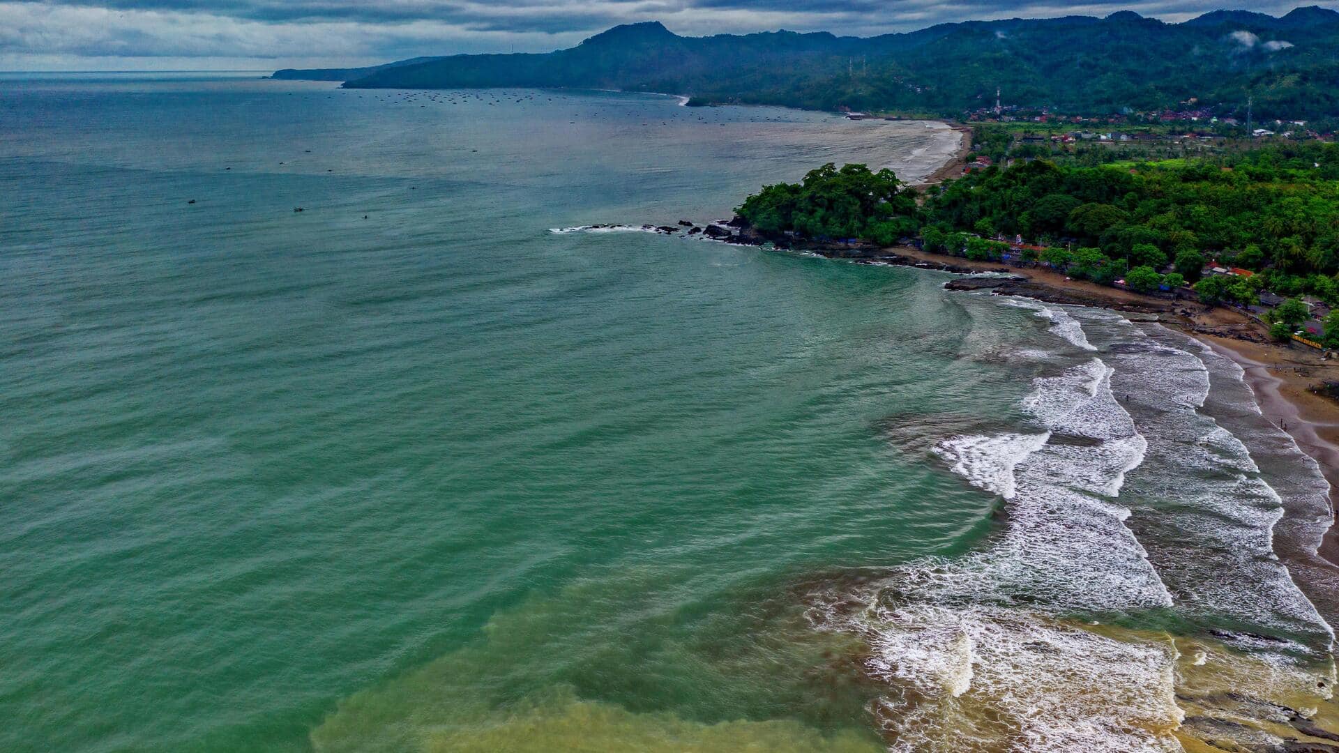 Pantai Tersembunyi di Jawa: Panduan Wisata Berkelanjutan Pantai Tersembunyi di Jawa: Panduan Wisata Berkelanjutan