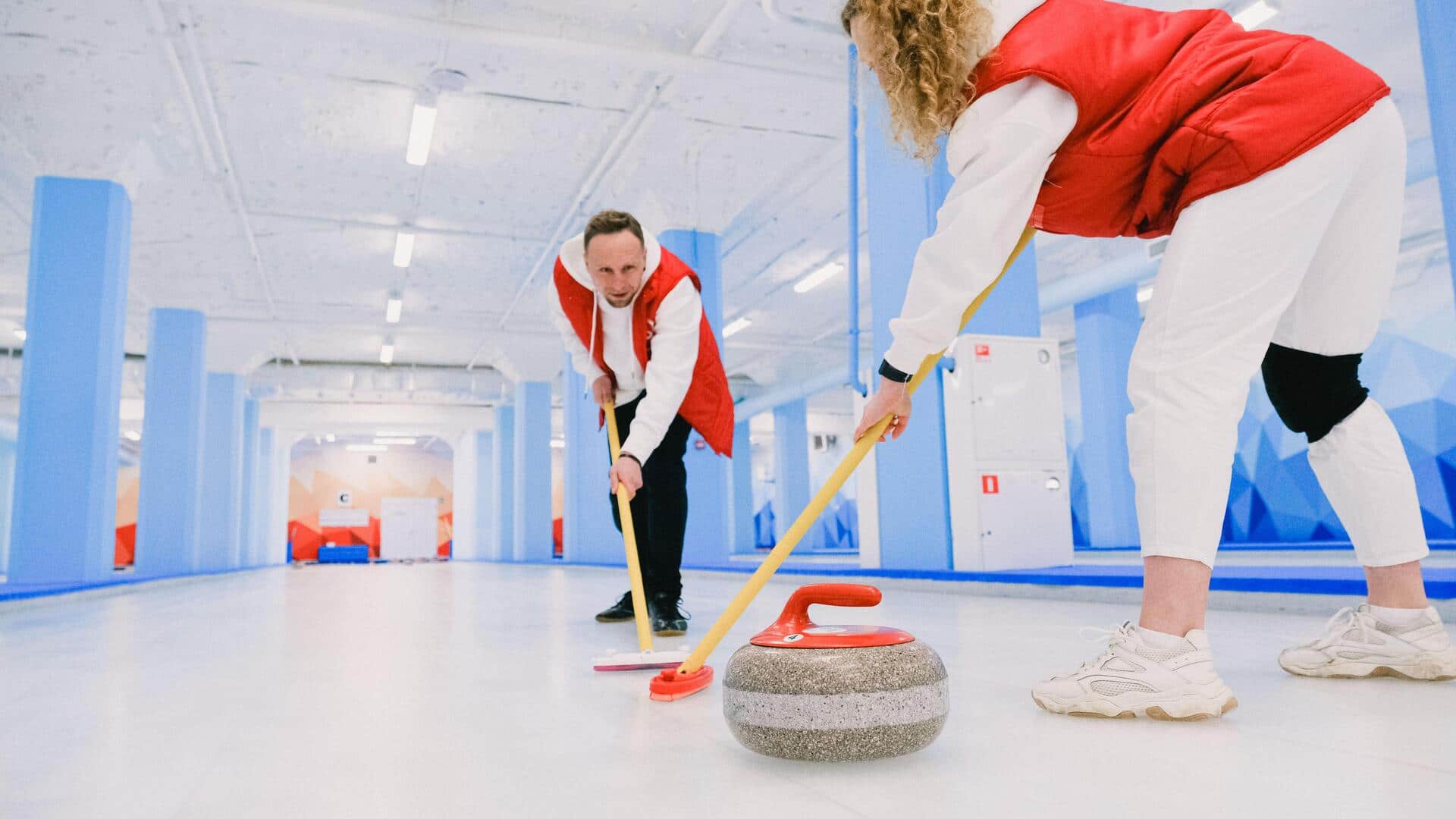 Mengapa curling menggunakan batu bukan bola?