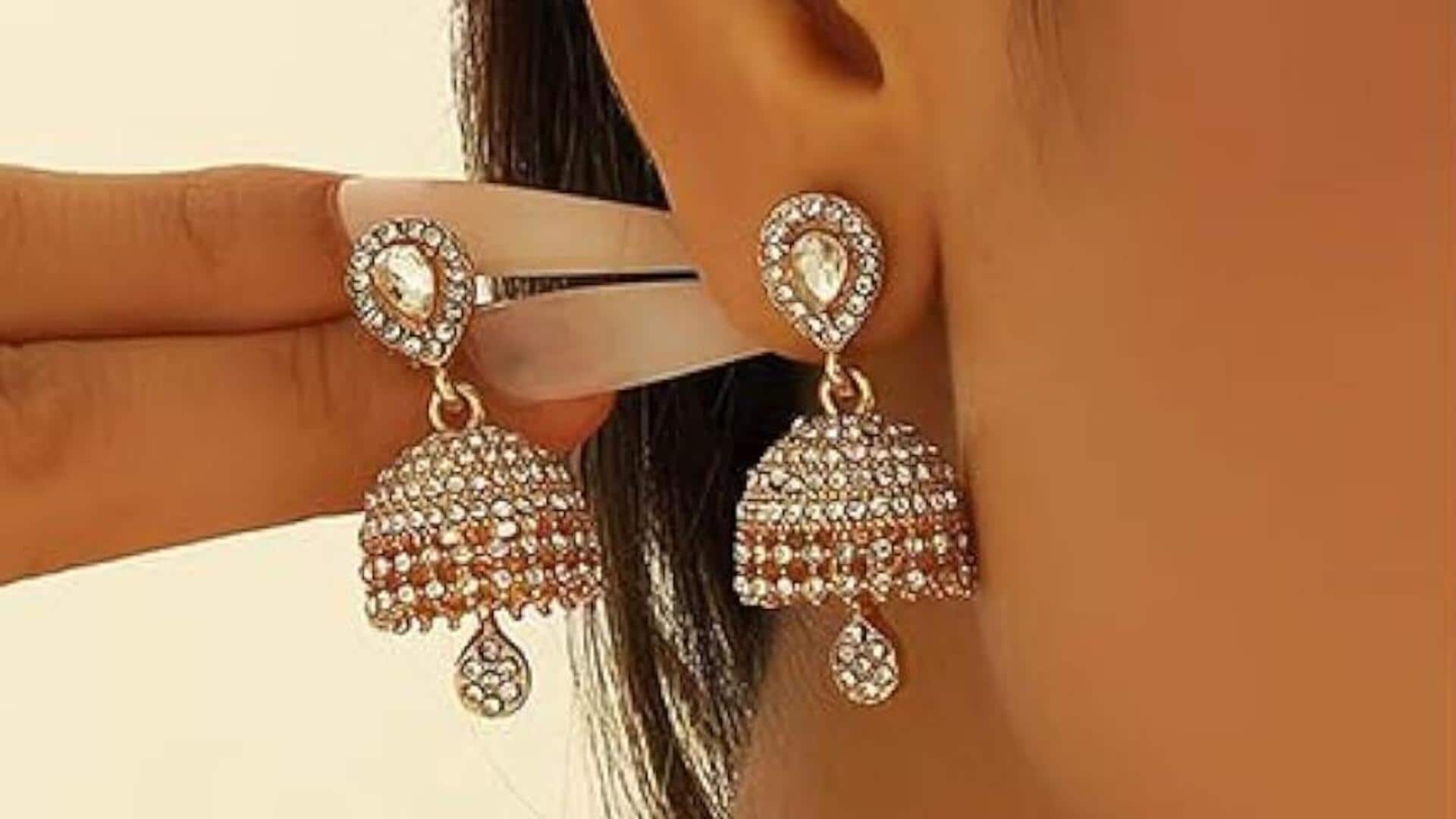 Aksesori abadi untuk memperindah gaya Saree Anda