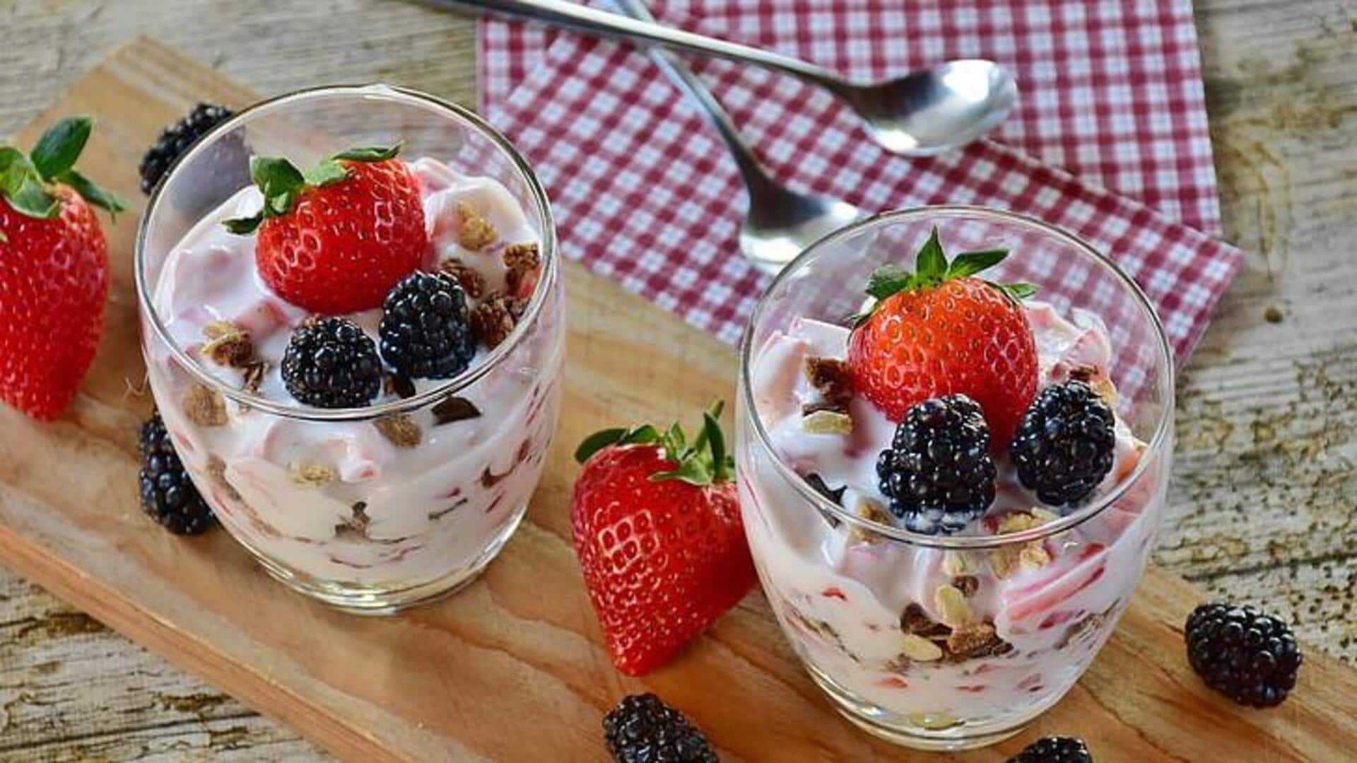 Mempercantik hidangan penutup dengan hiasan buah berry dan herbal Mempercantik hidangan penutup dengan hiasan buah berry dan herbal