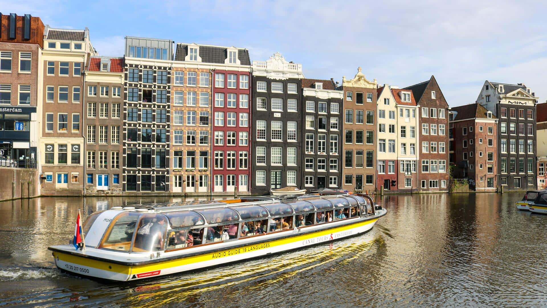 Menjelajahi Kanal Amsterdam dengan Tur Perahu