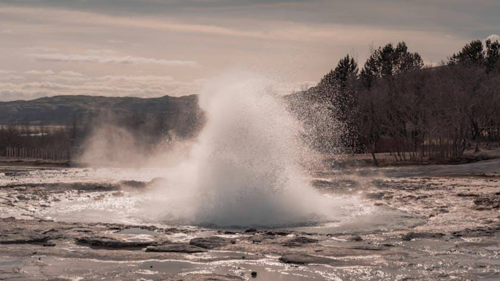 Menikmati Lanskap Geotermal Islandia di Musim Dingin Menikmati Lanskap Geotermal Islandia di Musim Dingin