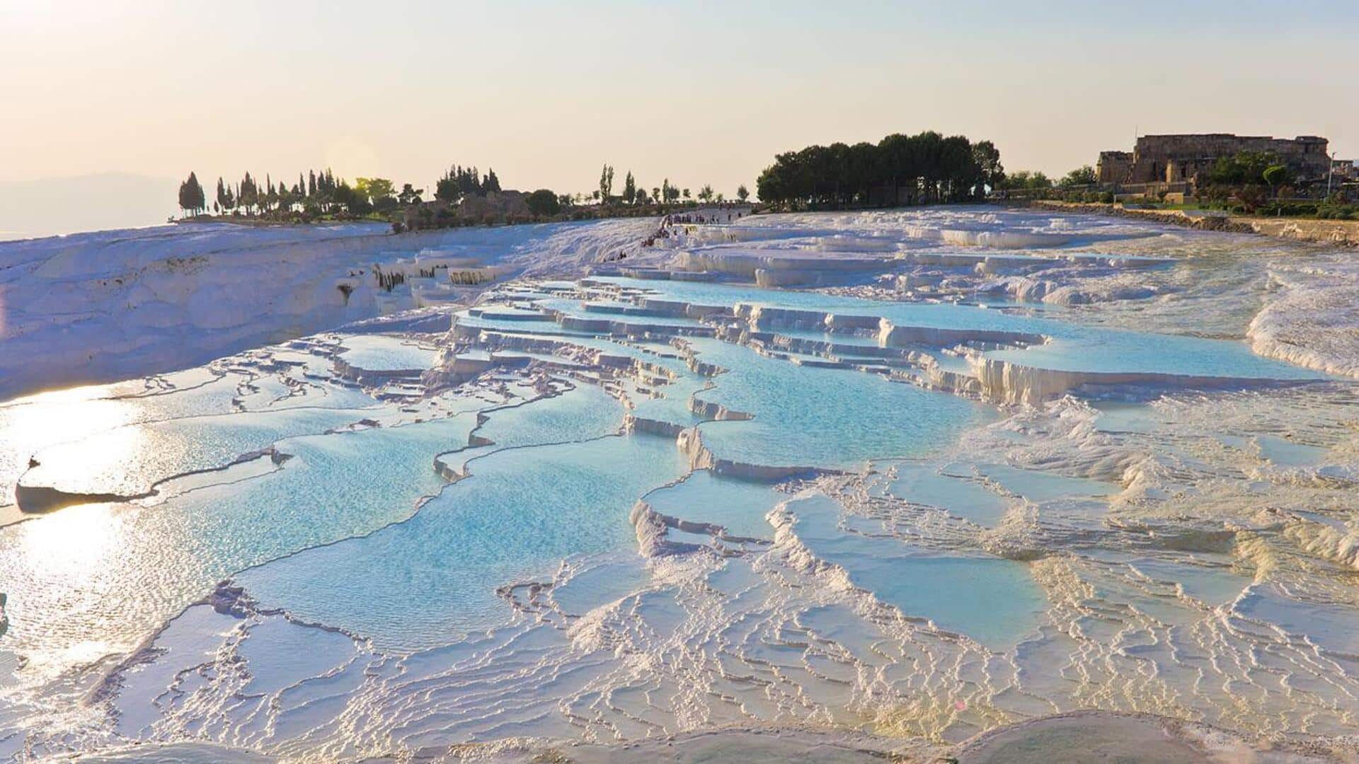 Menjelajahi Kolam Air Panas di Pamukkale, Turki
