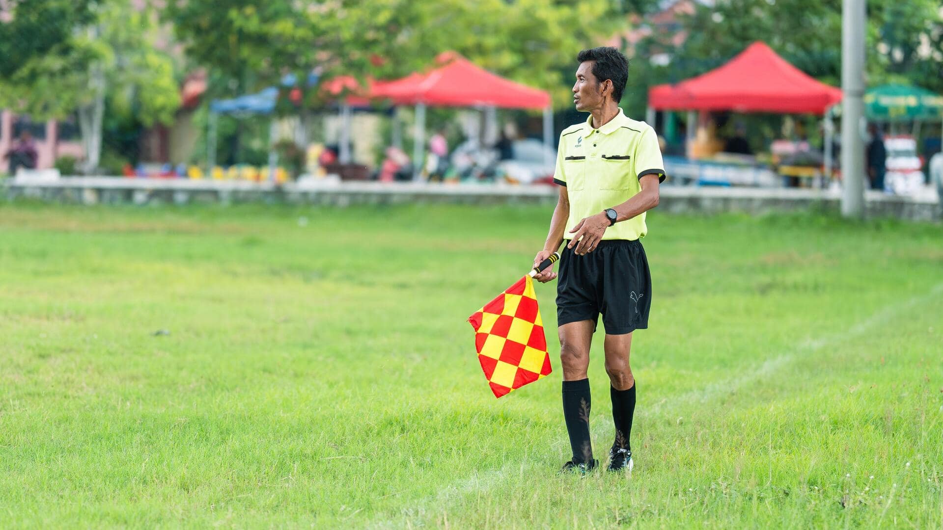 Mengapa asisten wasit sepak bola mengibarkan bendera secara diagonal?
