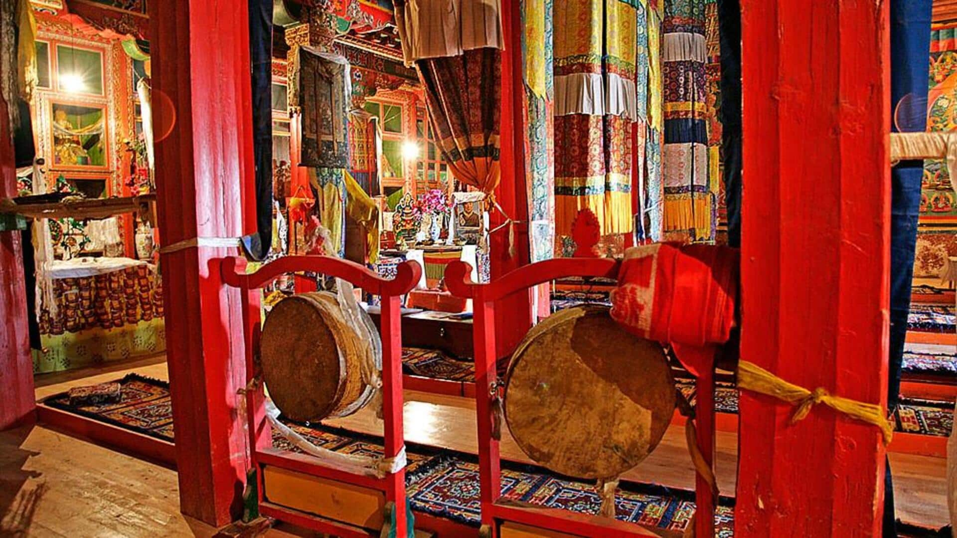 Biara Tibet: Interior spiritual yang tenang