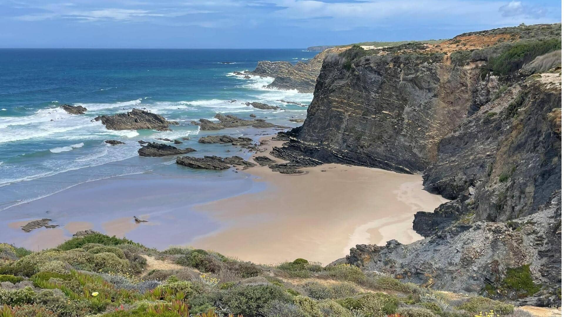 Jalur Pantai Menakjubkan di Portugal untuk Para Pendaki