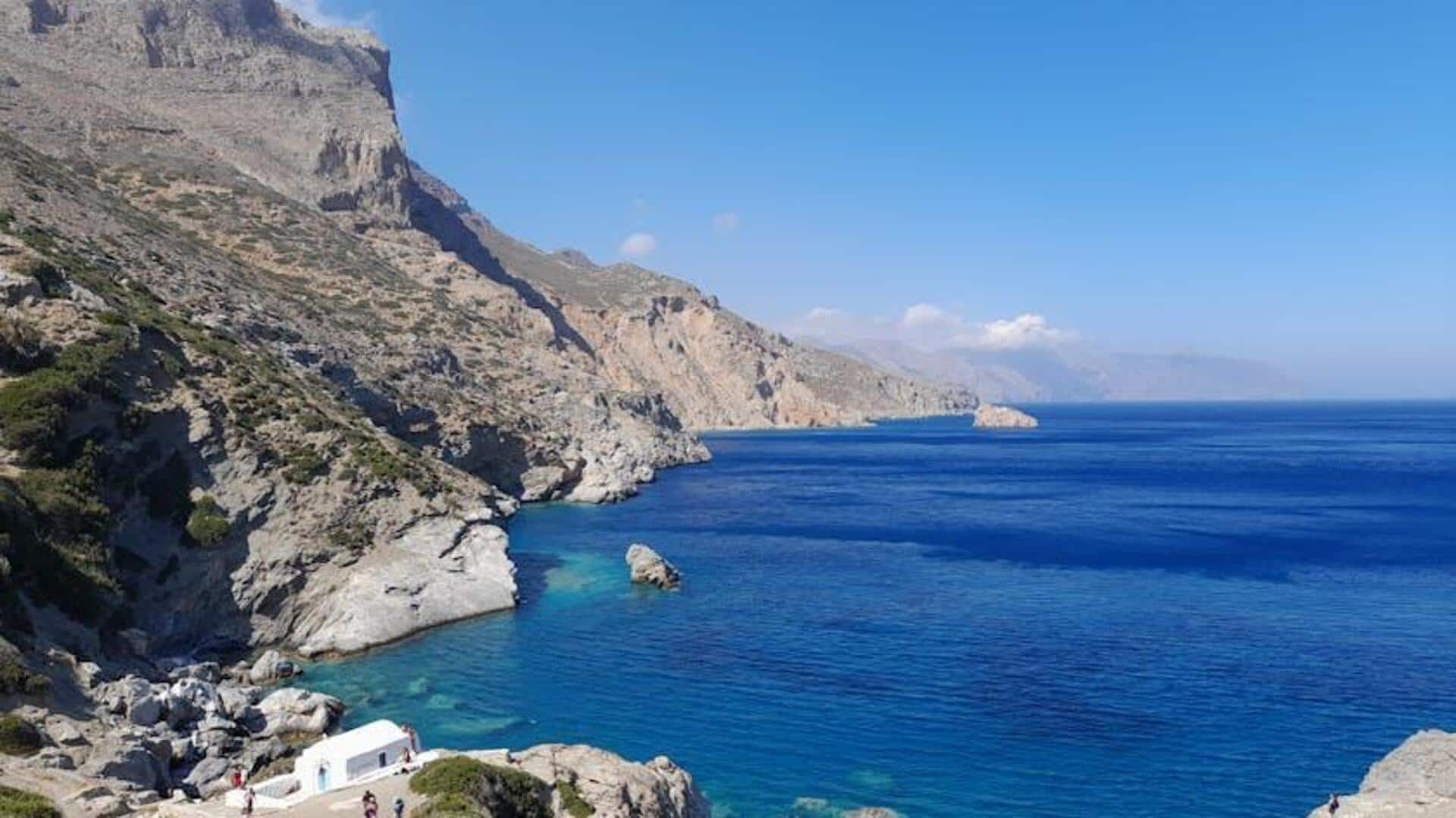 Menjelajahi Desa Tebing dan Air Biru Amorgos, Yunani Menjelajahi Desa Tebing dan Air Biru Amorgos, Yunani
