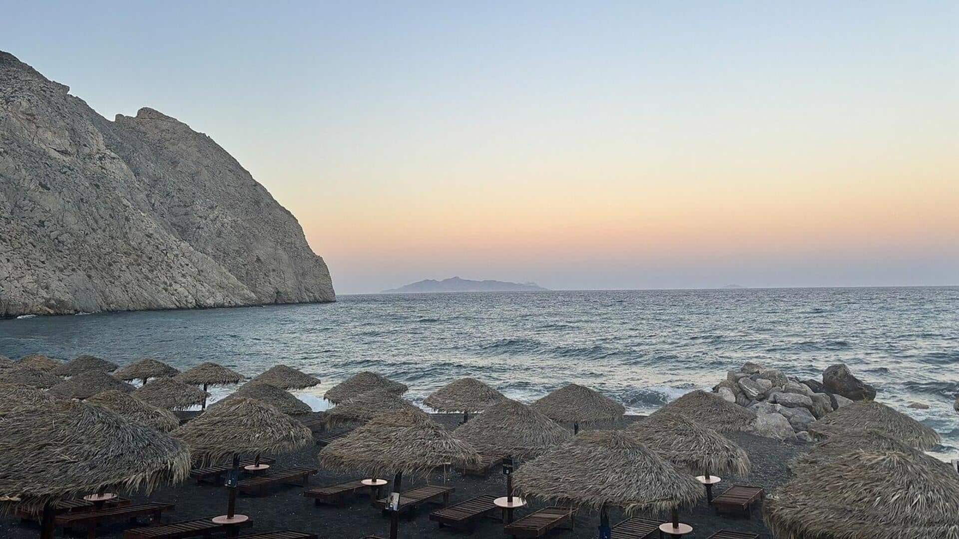Mencari Ketenangan di Pantai-Pantai Santorini, Yunani
