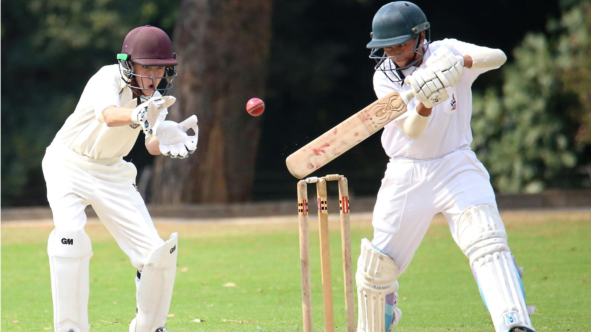 Mengapa pemain kriket mengetuk lapangan sebelum memukul?