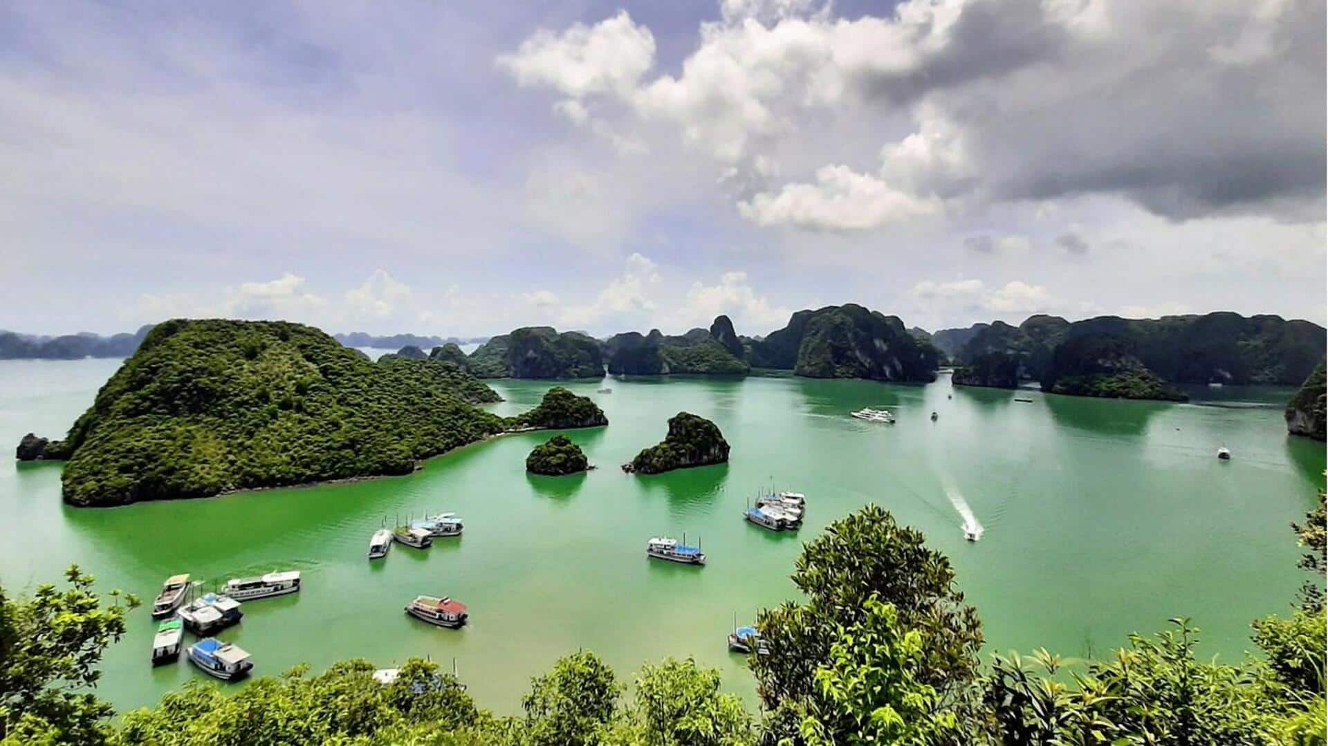 Mengagumi Formasi Gua Tersembunyi di Teluk Ha Long, Vietnam