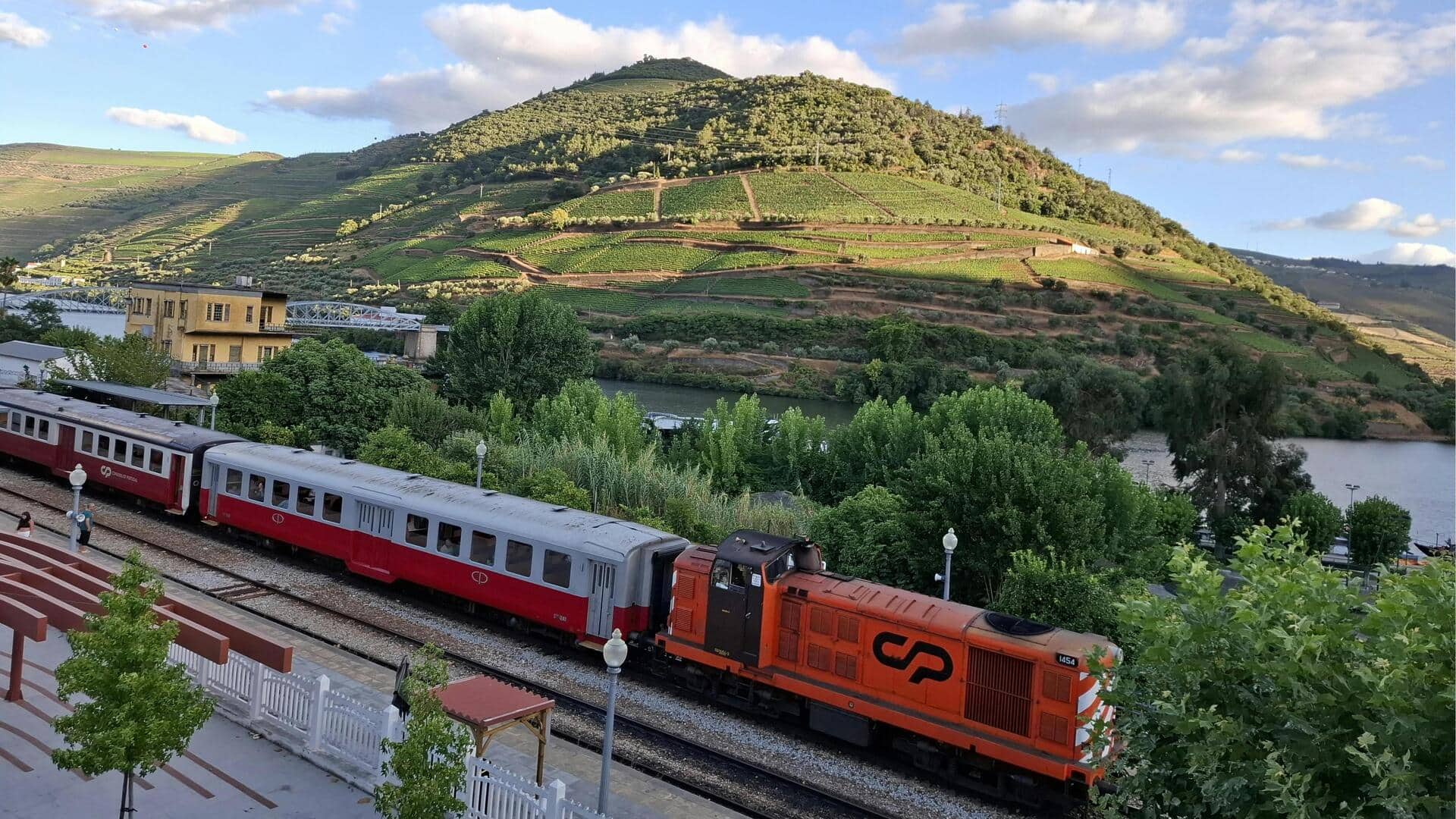Menikmati Keindahan Lembah Douro dengan Kereta Api