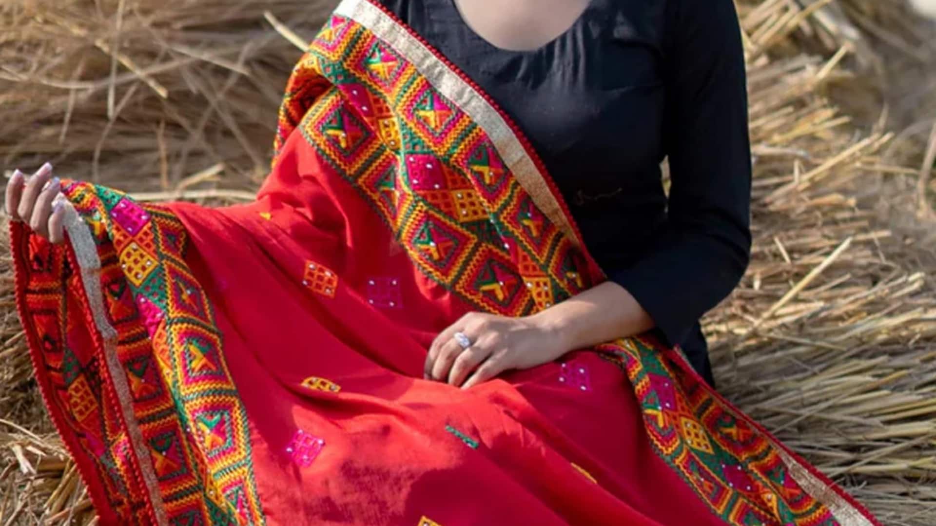 Gaya etnik dengan dupatta Phulkari