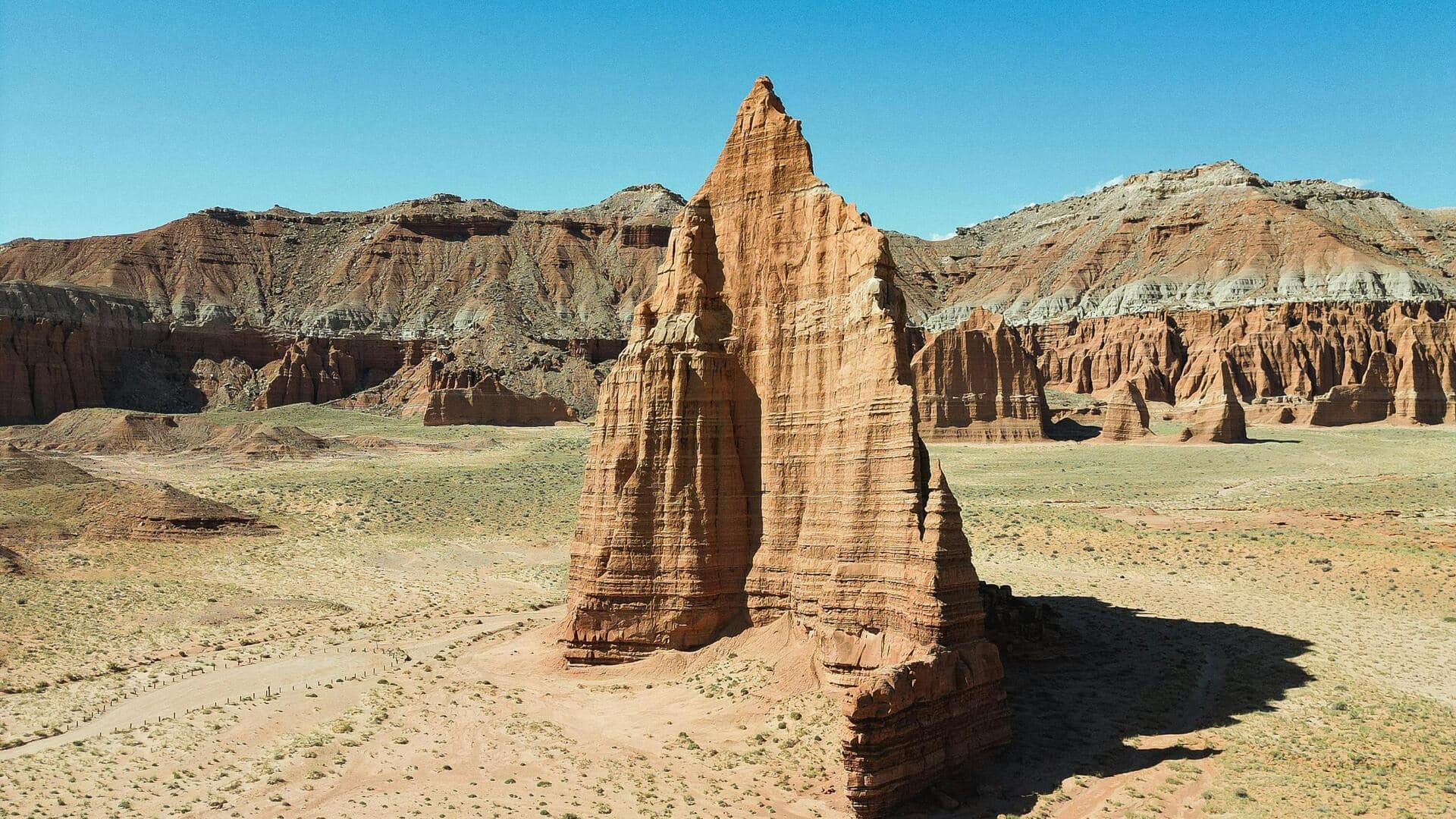 Menjelajahi Keajaiban Menara Batu Pasir di Cathedral Valley, Utah, AS