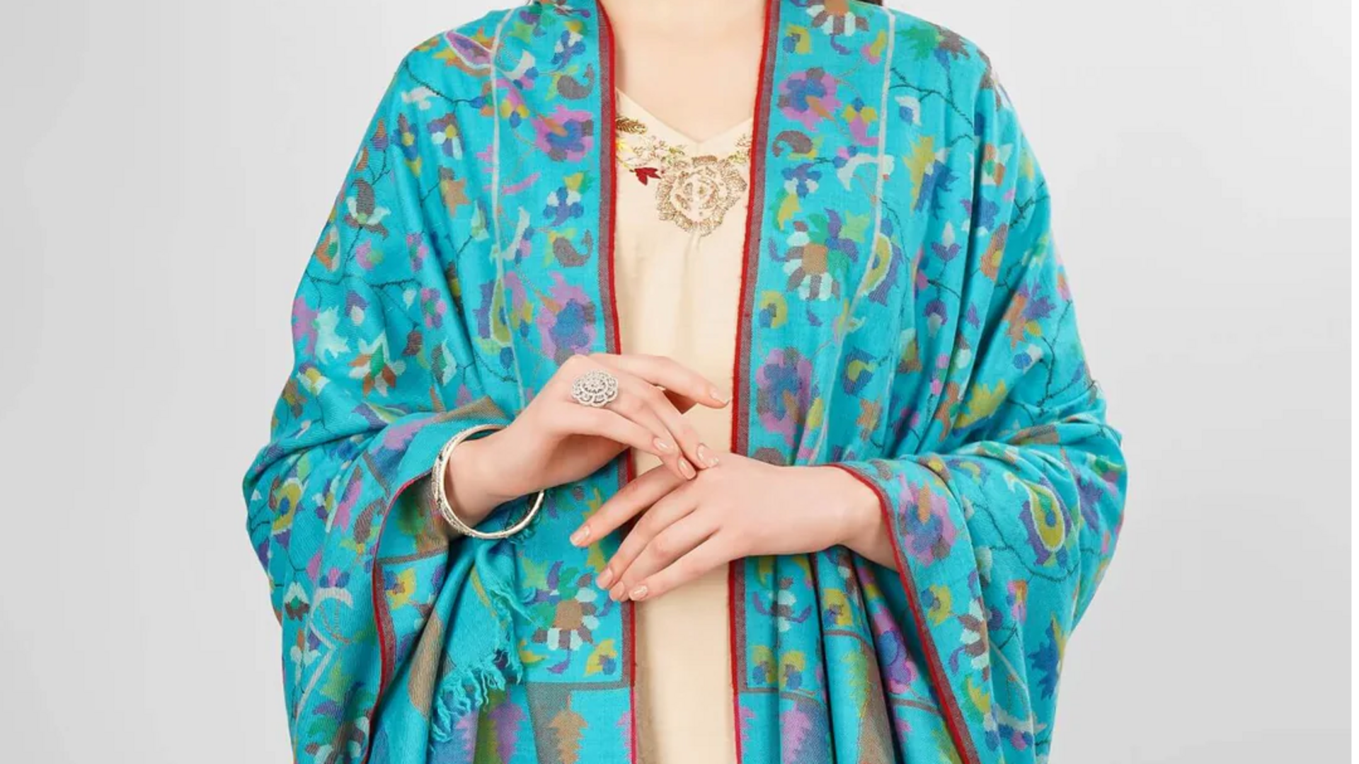 Pola selendang berwarna: Tingkatkan gaya India dengan mudah