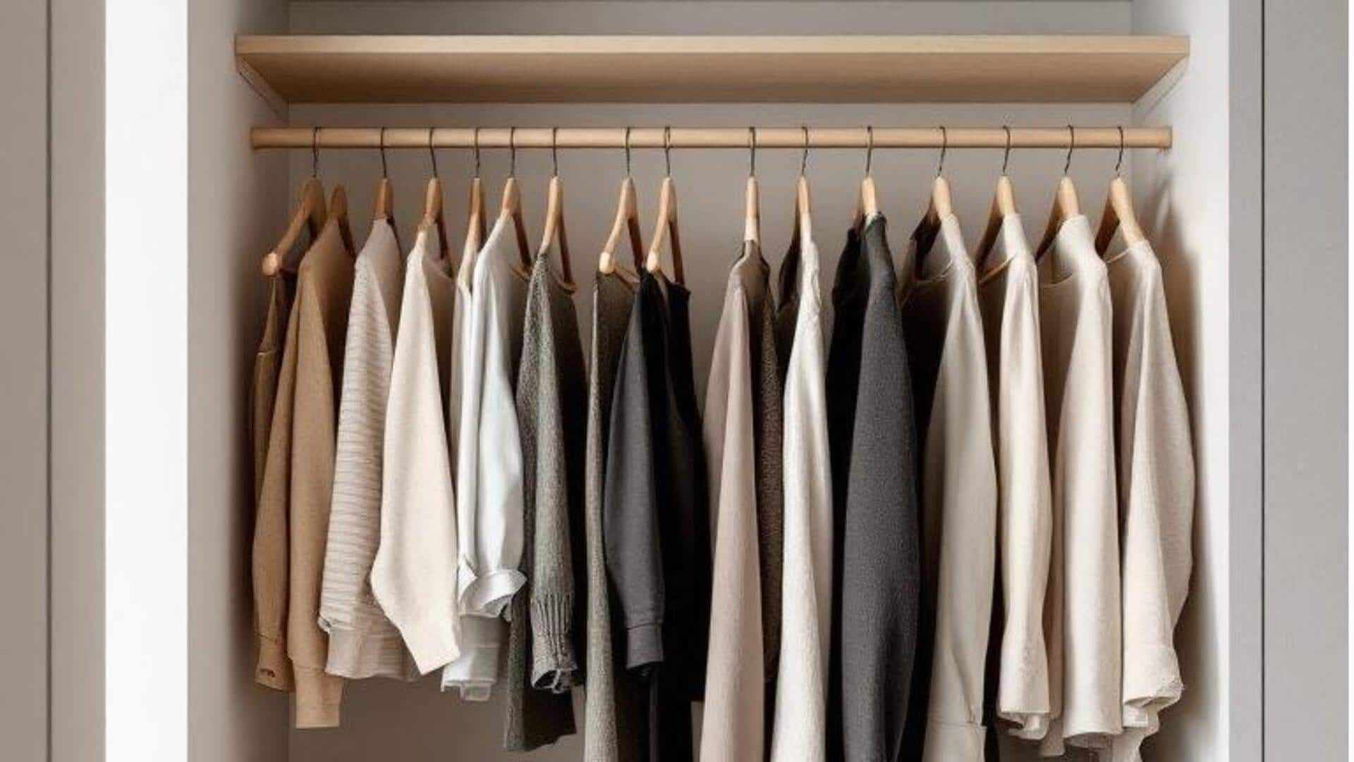 Maksimalkan ruang lemari dengan solusi gantung vertikal