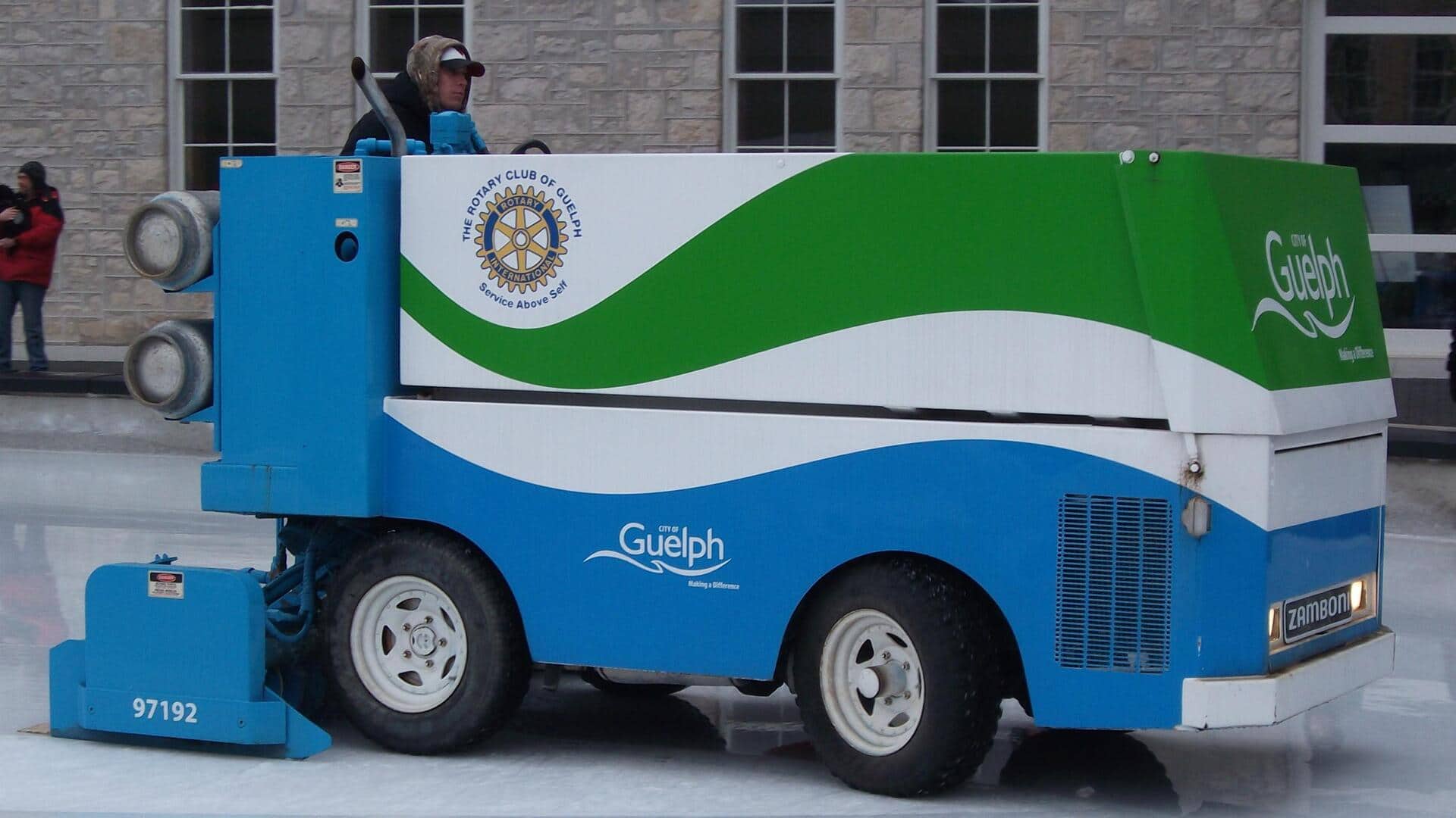 Peran penting Zamboni dalam pertandingan hoki es