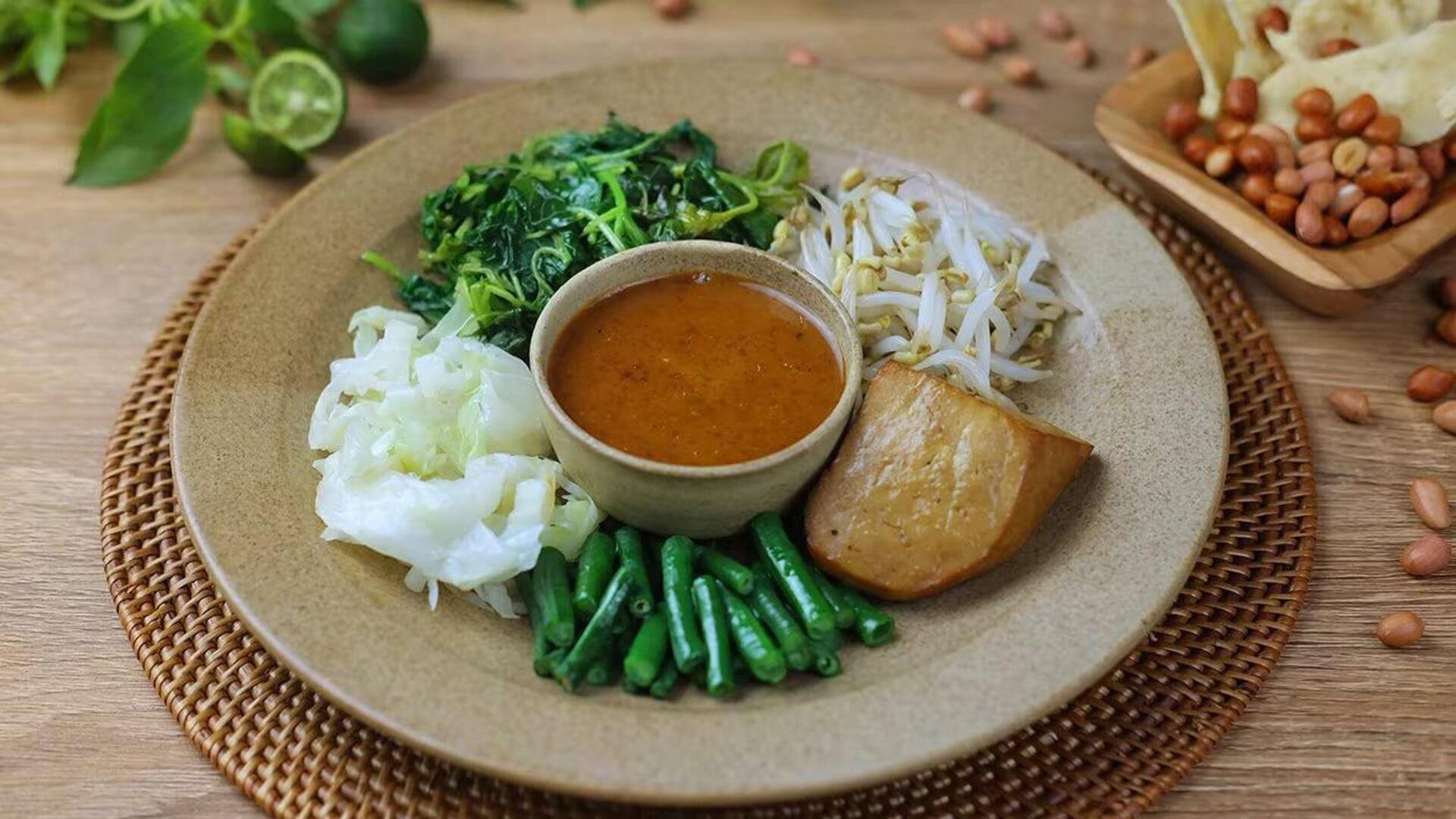 Salad Tradisional dengan Saus Kacang Indonesia