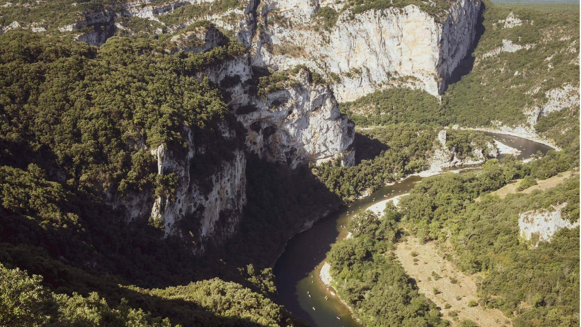 Menjelajahi Keajaiban Gua Prasejarah Ardeche, Prancis