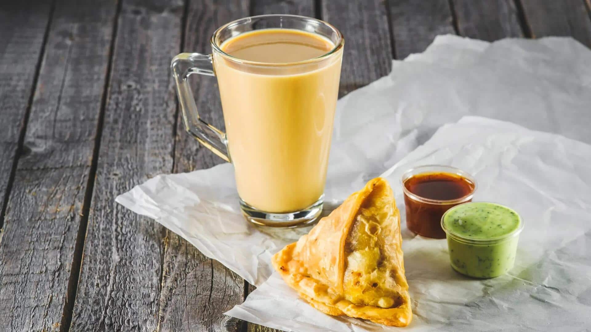 Mencicipi Minuman Hangat yang Unik dengan Camilan Tradisional India