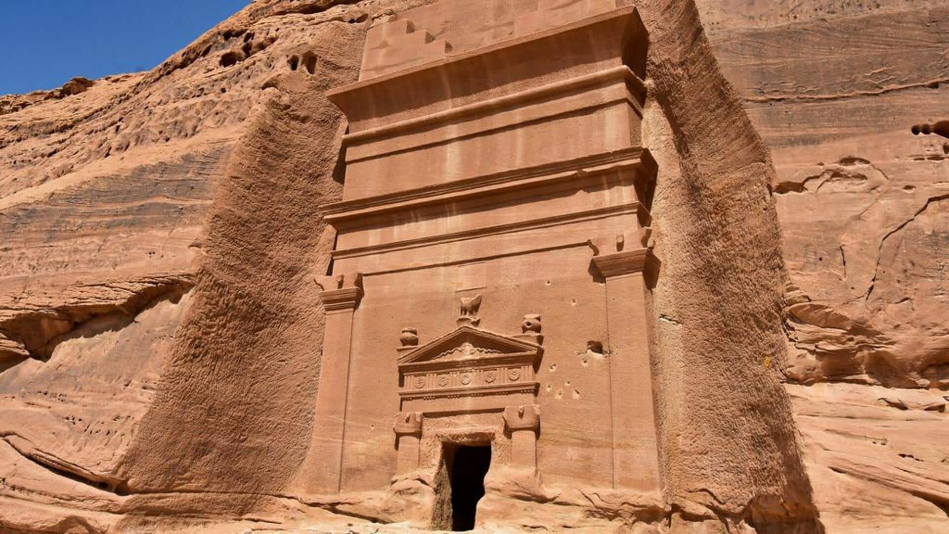 Menjelajahi kota kuno Nabataean Hegra, Arab Saudi