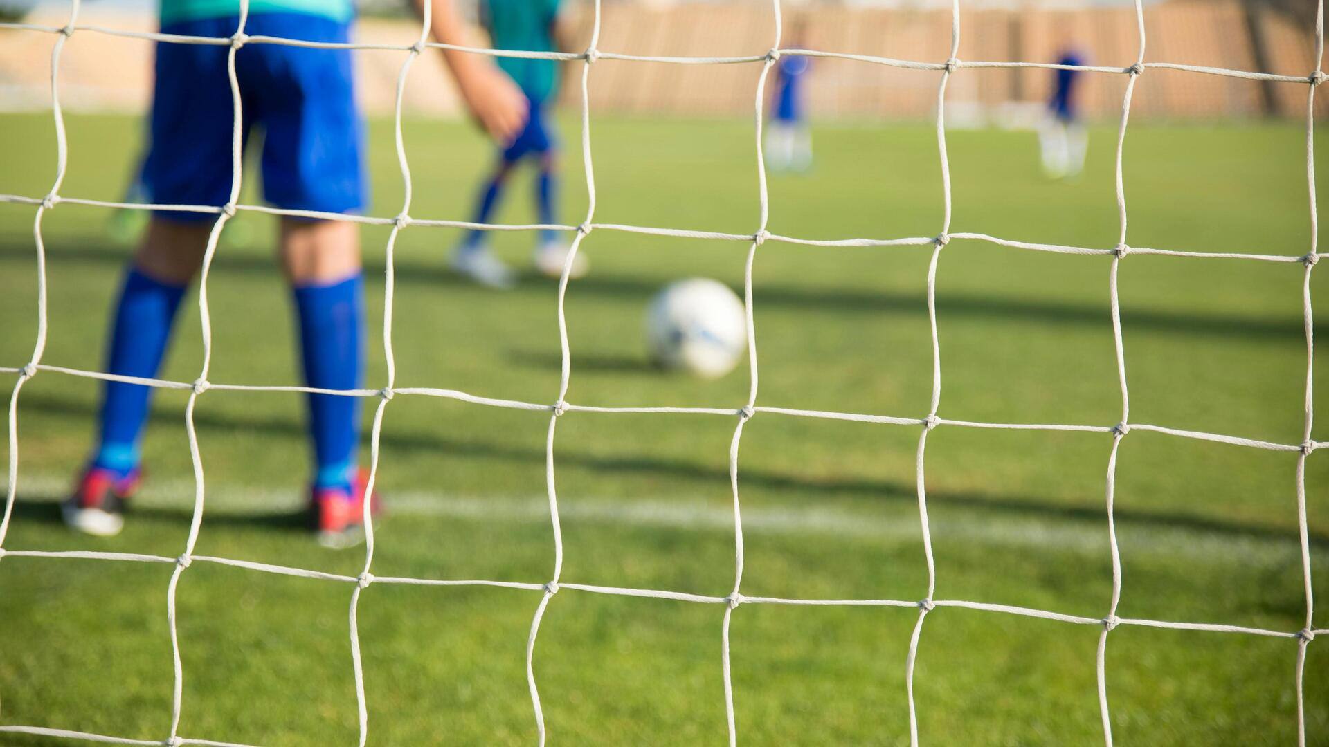 Mengapa jaring gawang sepak bola berwarna putih?