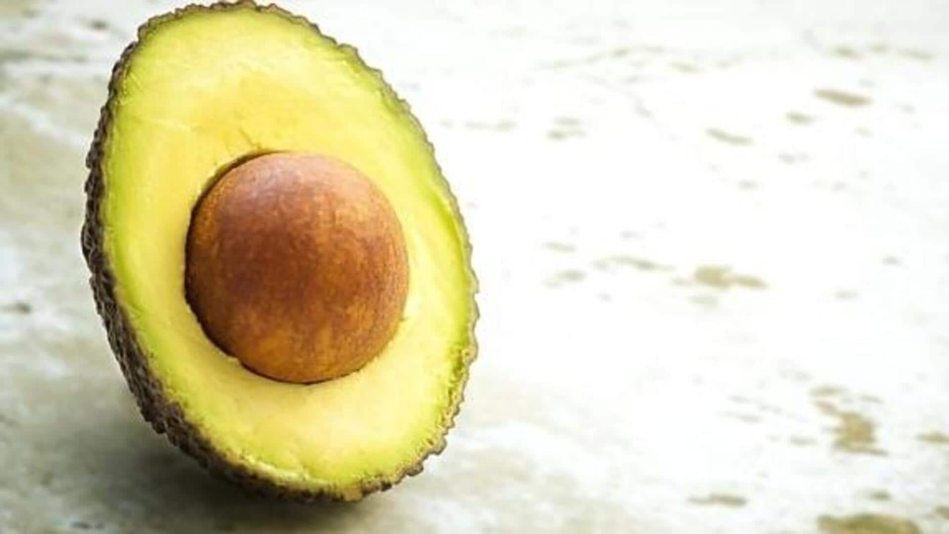 Ubah kemeja lama dengan pewarna alpukat alami