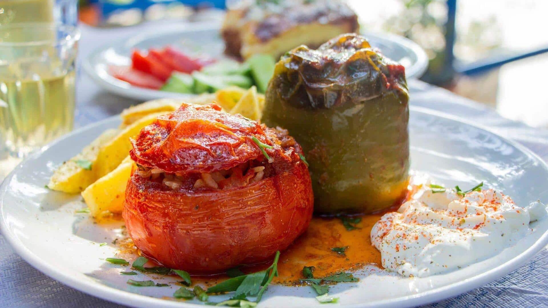 Resep Yemista: Nikmati hidangan tomat isi khas Yunani ini