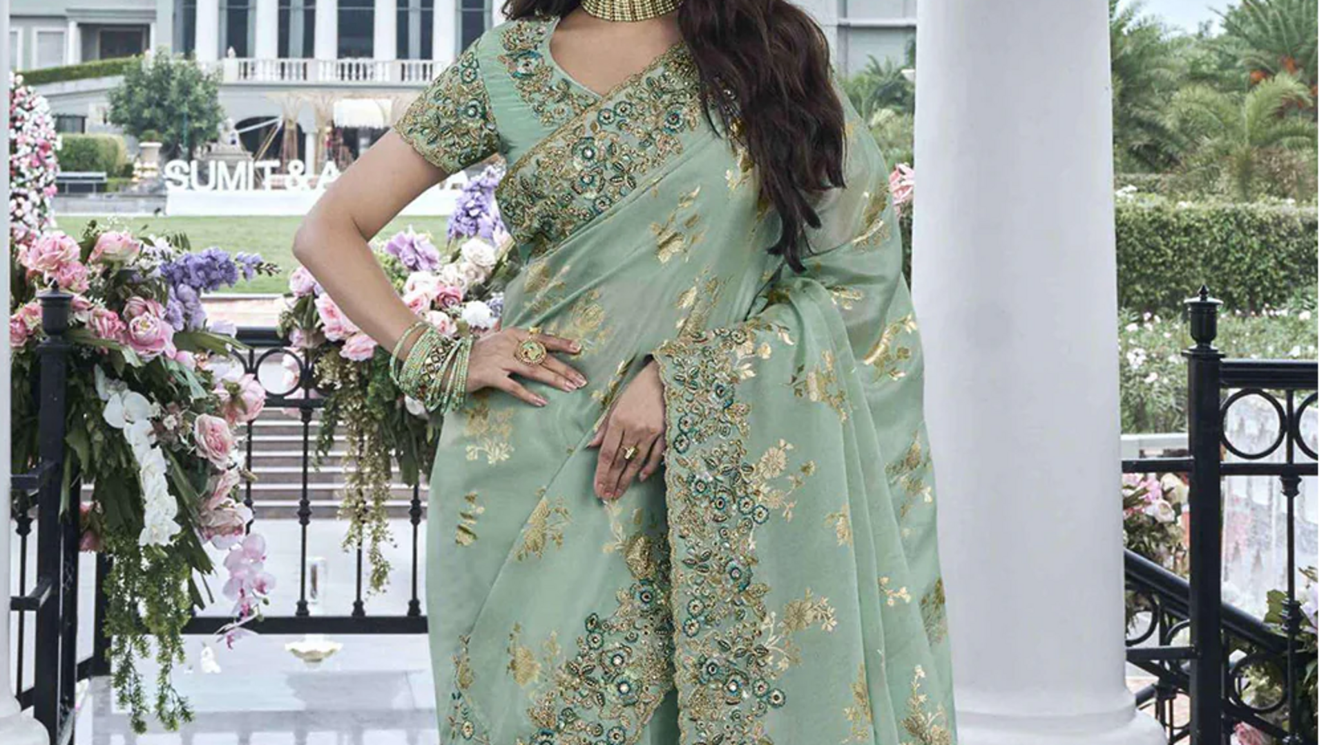 Mempercantik gaya saree dengan motif bordir India