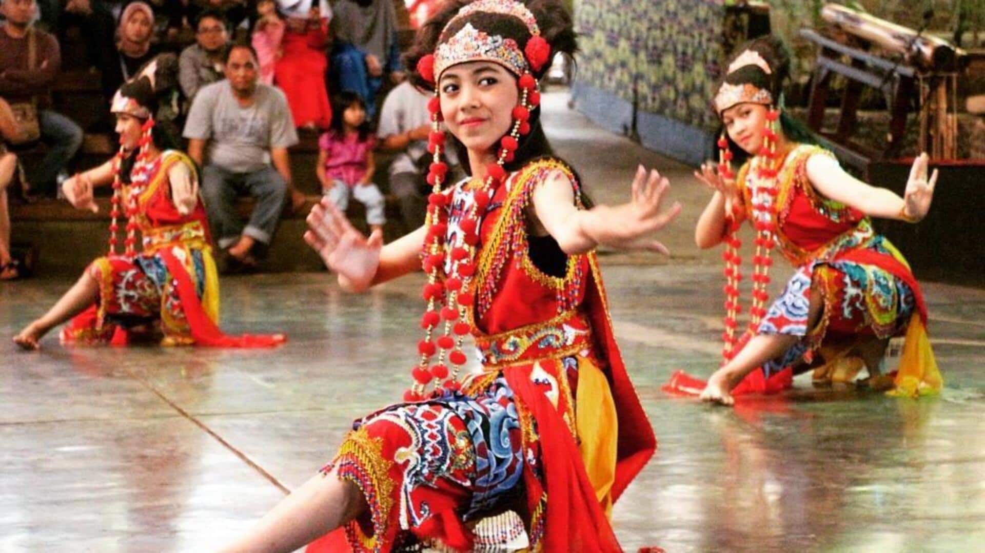 Bintang Korea menguasai tari tradisional Indonesia Bintang Korea menguasai tari tradisional Indonesia