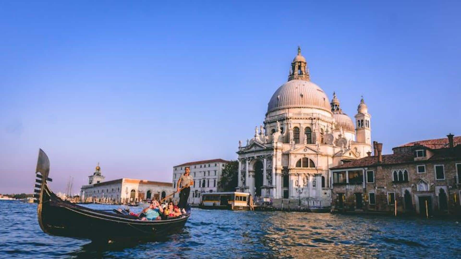 Gondola Ikonik Venesia: Perjalanan Bersejarah Melalui Jalur Air Gondola Ikonik Venesia: Perjalanan Bersejarah Melalui Jalur Air