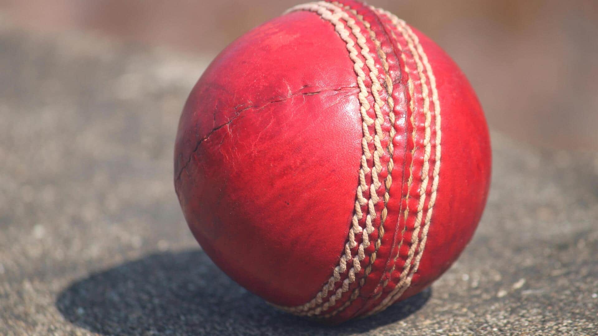 Mengapa bola kriket berwarna merah, putih, dan merah muda?