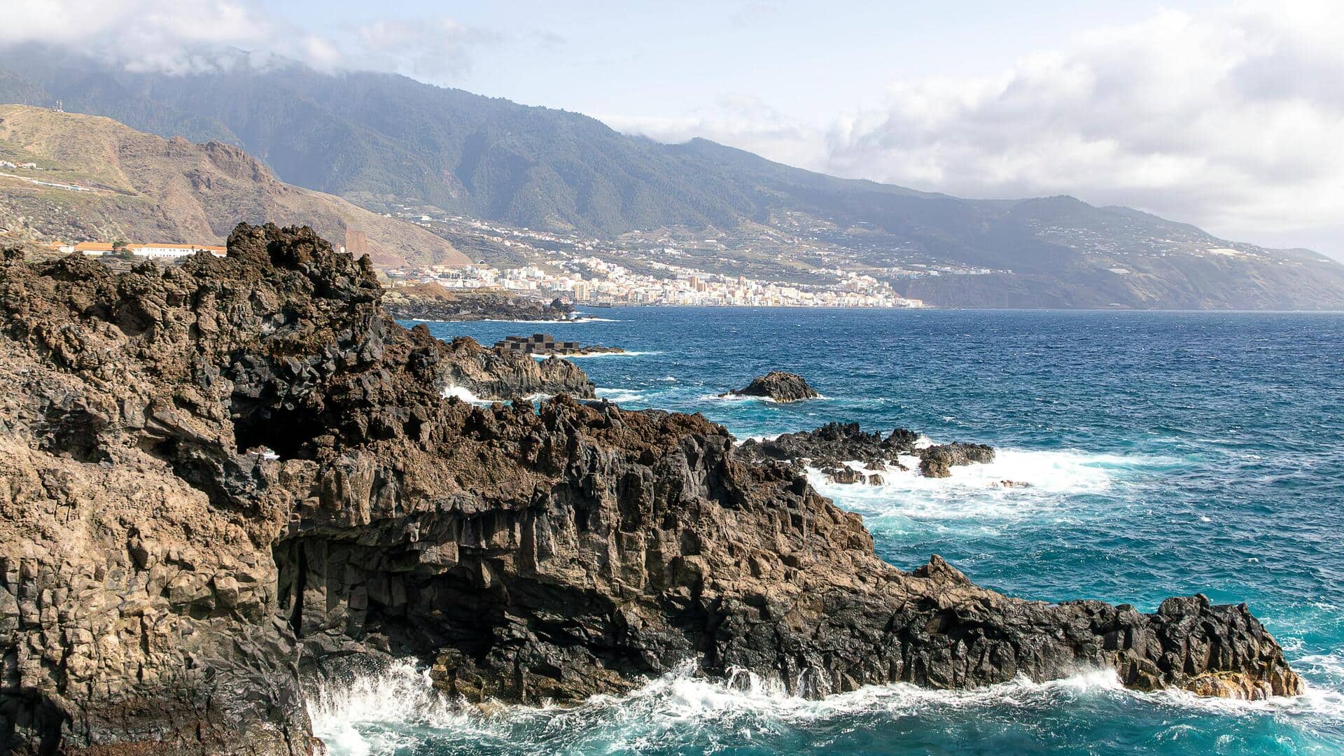 Menjelajahi Lanskap Vulkanik di Kepulauan Canary