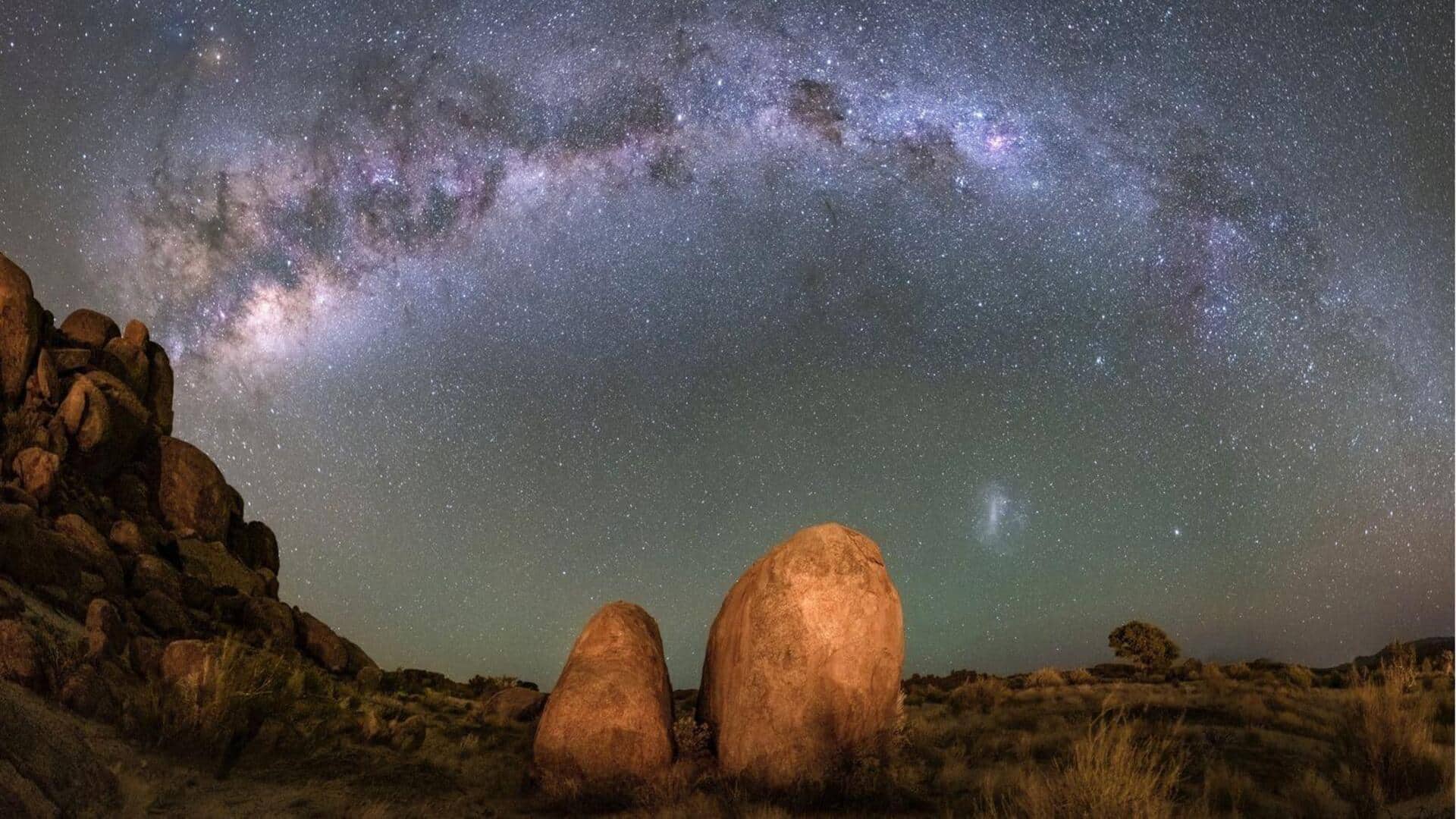 Saksikan langit malam yang dipenuhi bintang di Sossusvlei, Namibia 