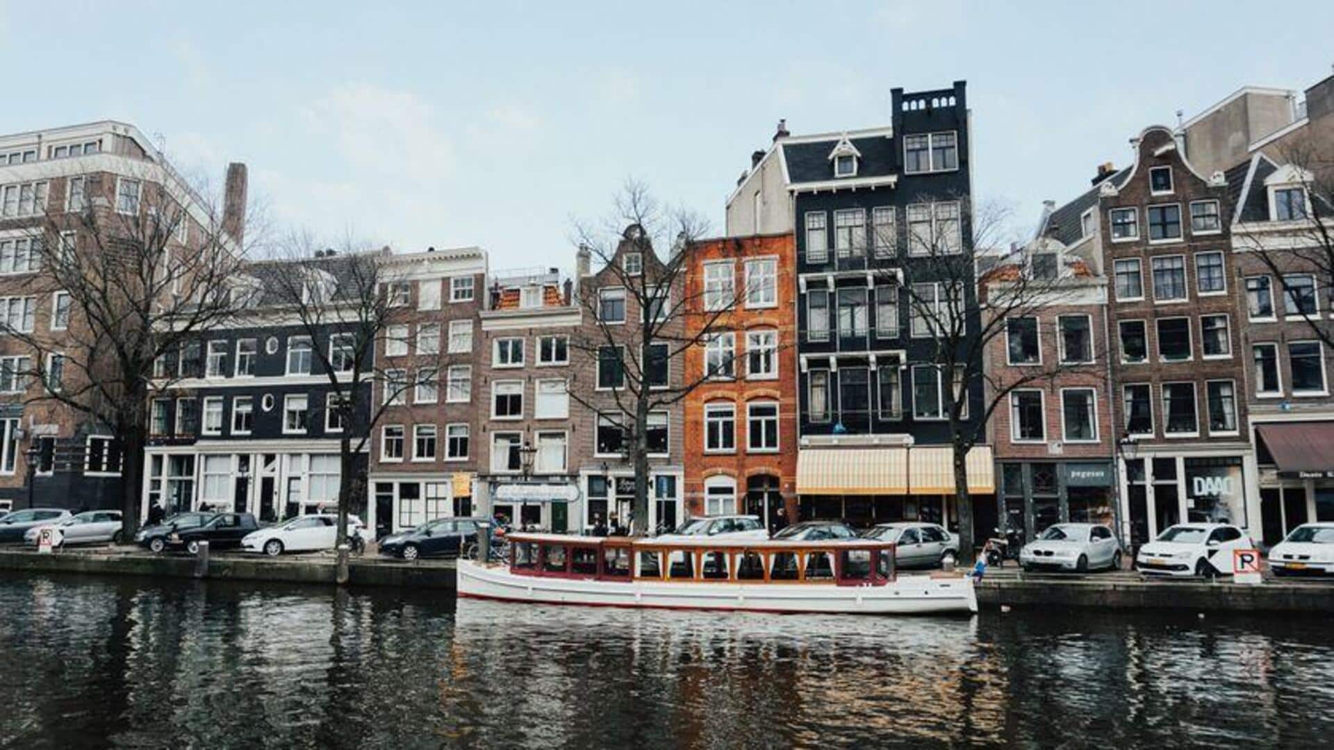 Menyusuri Kanal-Kanal Amsterdam dengan Perahu
