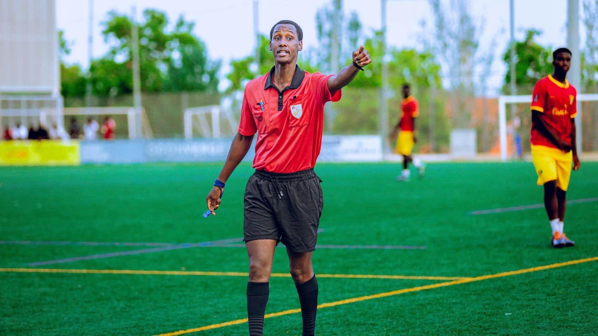 Mengapa wasit sepak bola menggunakan semprotan busa? 5 fakta