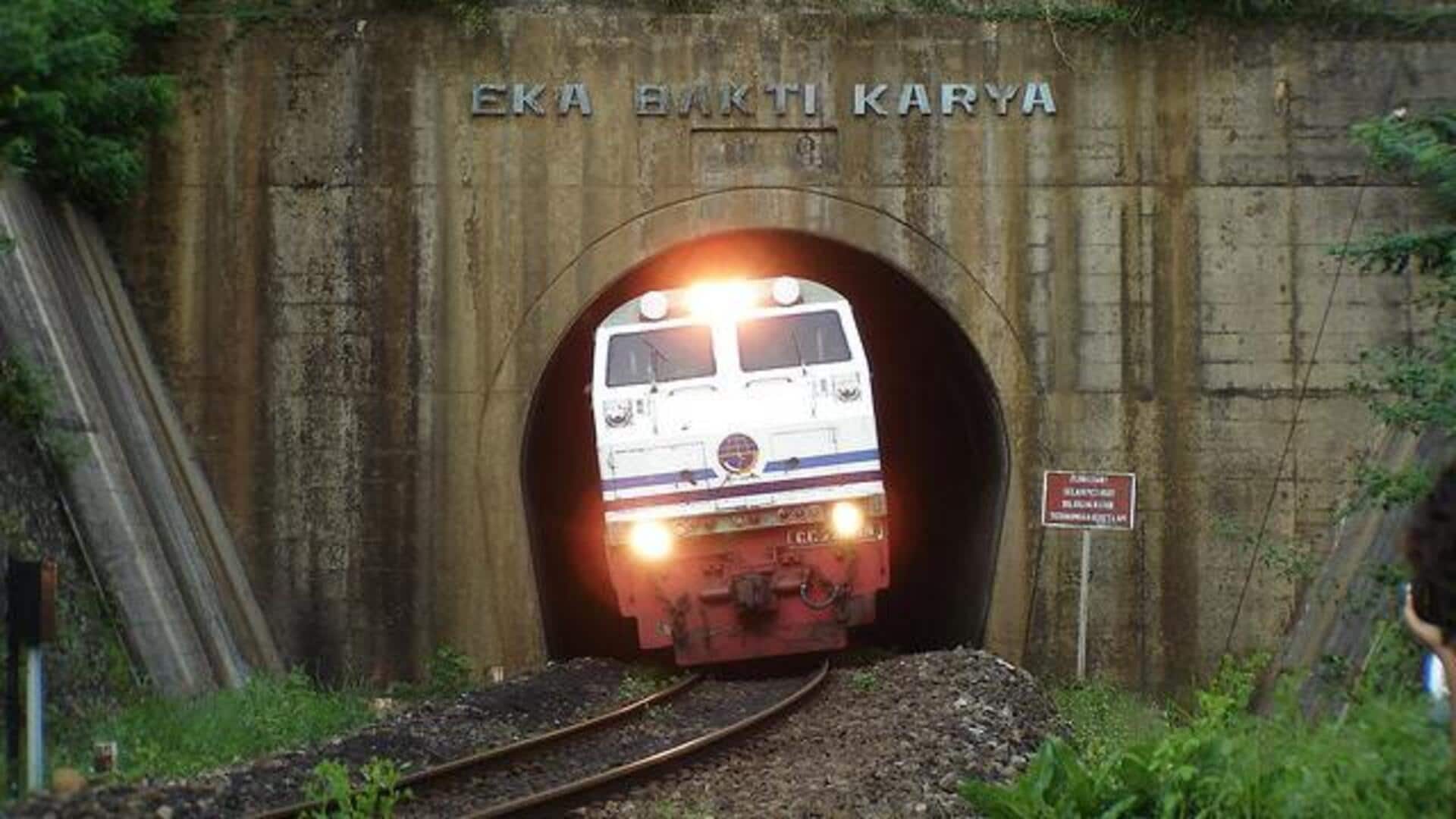 Menjelajahi terowongan kereta api tertutup di Bandung