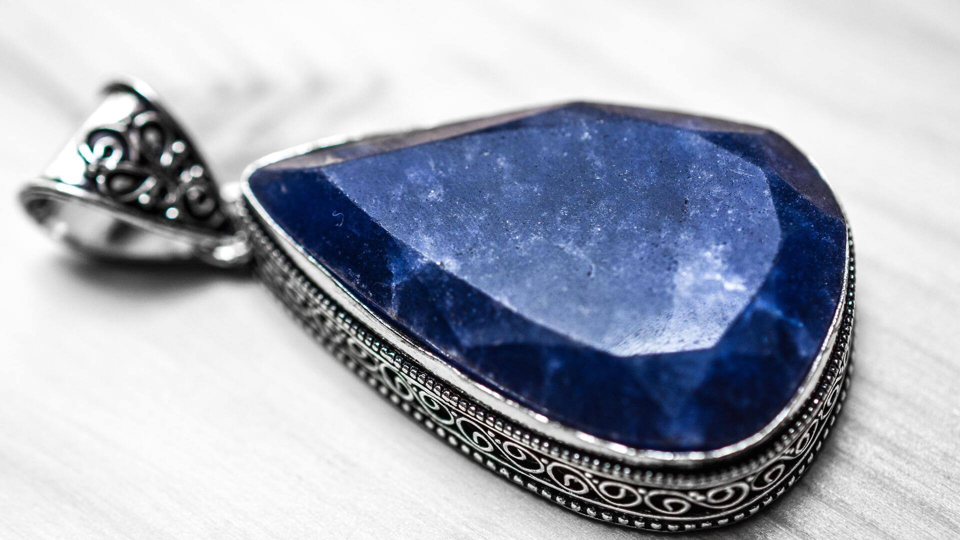 Permata mentah: Perhiasan musim gugur yang dihasilkan secara manual