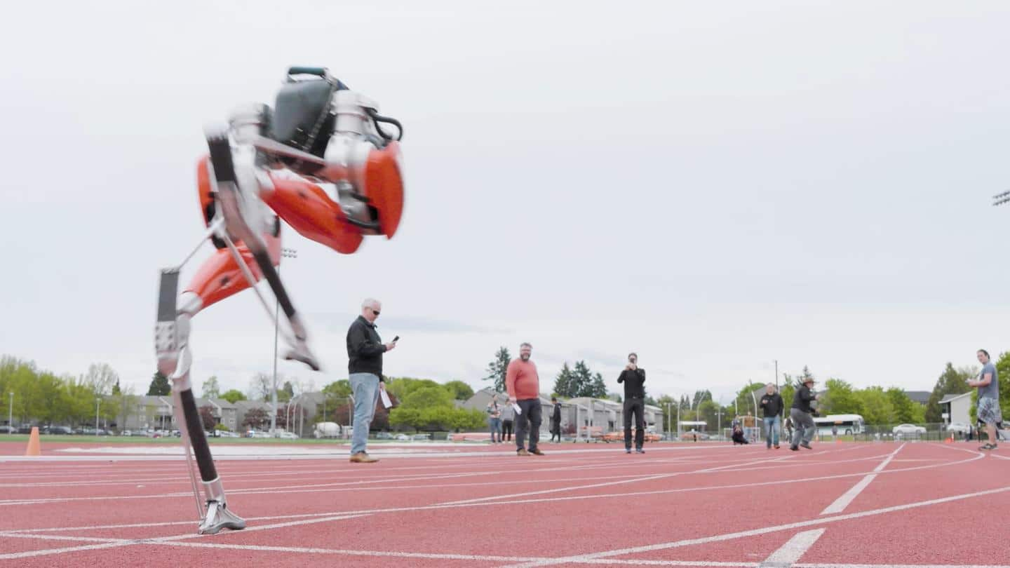 Robot bipedal cetak rekor dunia 100 meter; ternyata tidak begitu cepat