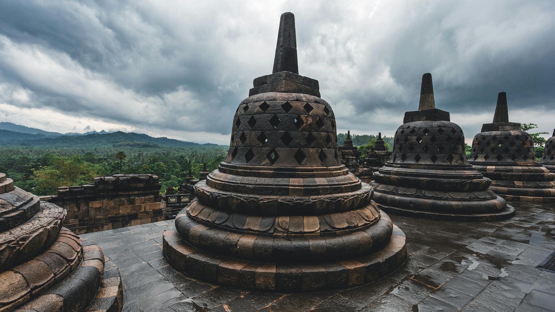 Jelajahi Candi Kuno di Jawa melalui Tur Virtual Jelajahi Candi Kuno di Jawa melalui Tur Virtual
