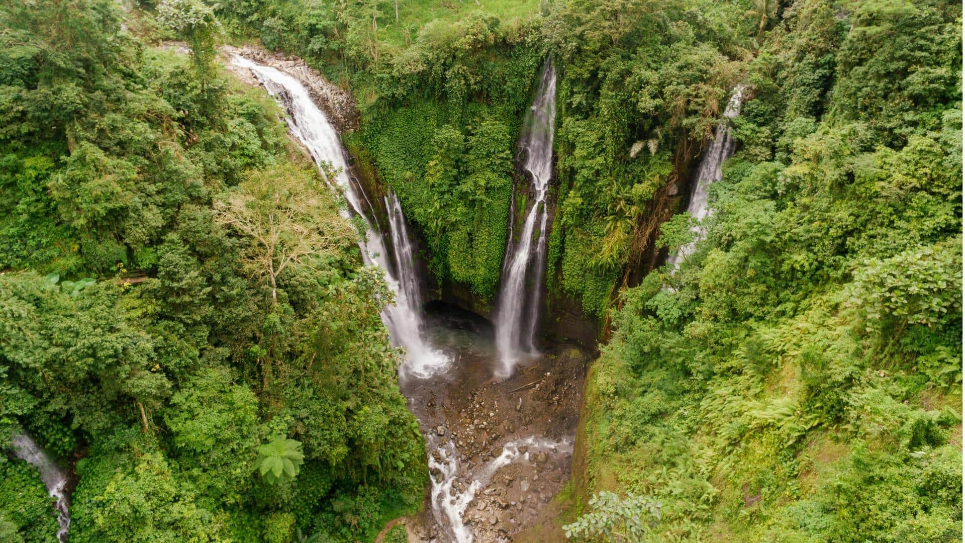 Menjelajahi Ngarai Sungai Rahasia di Bali Menjelajahi Ngarai Sungai Rahasia di Bali