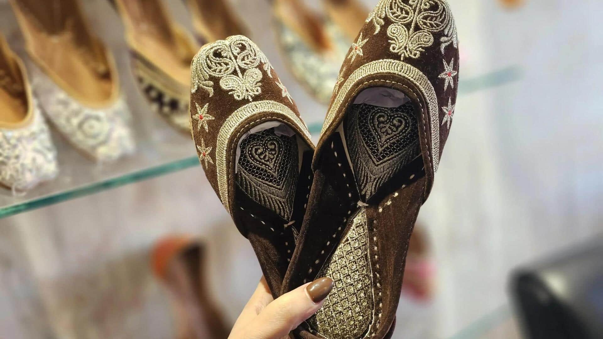 Aksesori inovatif untuk sepatu etnik India