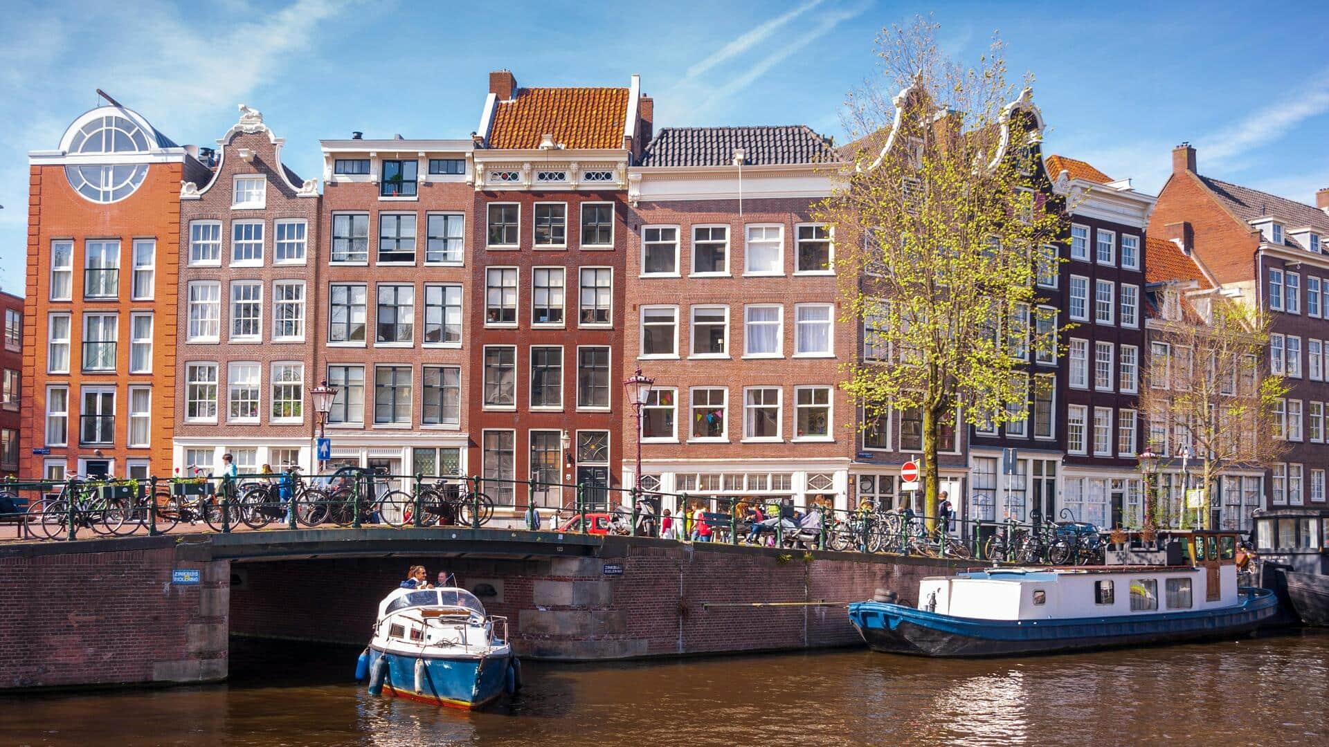 Kanal Amsterdam: Tempat Tenang untuk Refleksi Kanal Amsterdam: Tempat Tenang untuk Refleksi