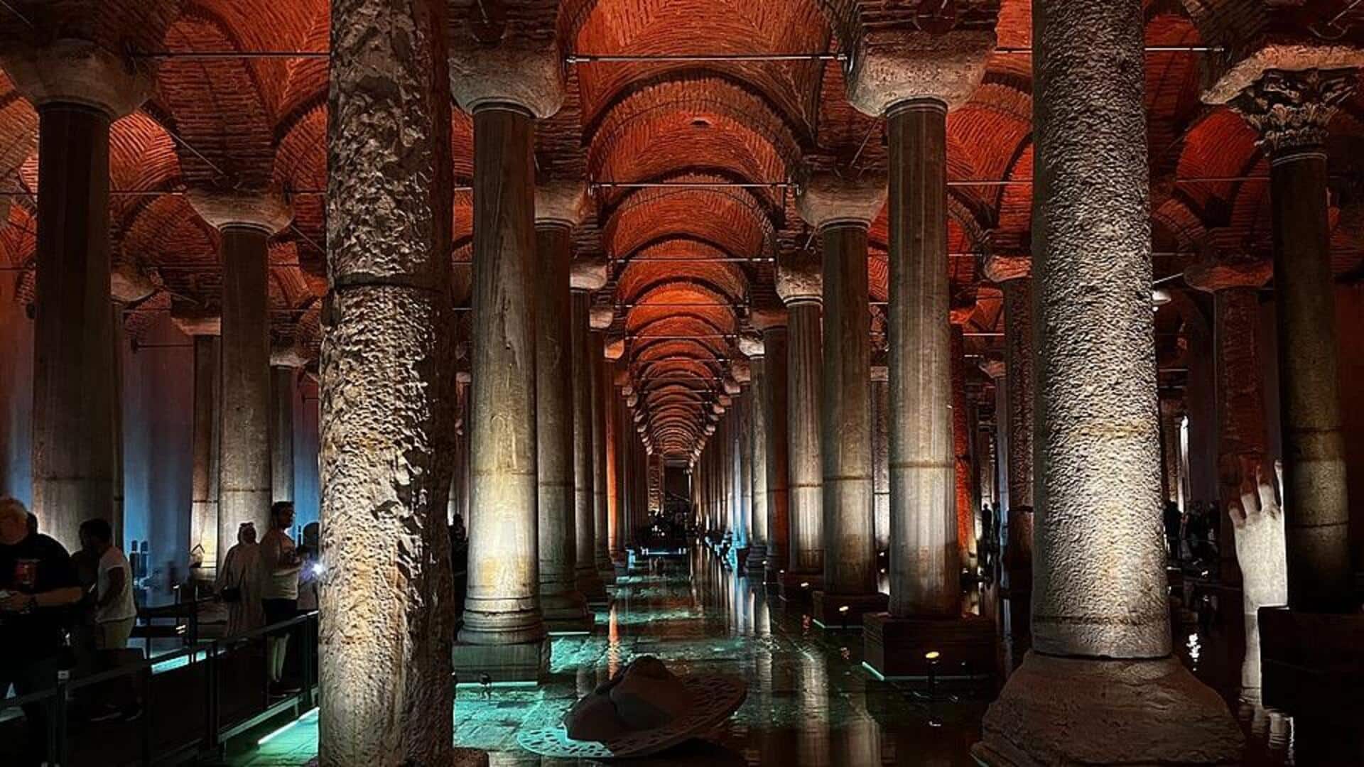 Menjelajahi Cistern Bawah Tanah Istanbul untuk Petualangan Sejarah