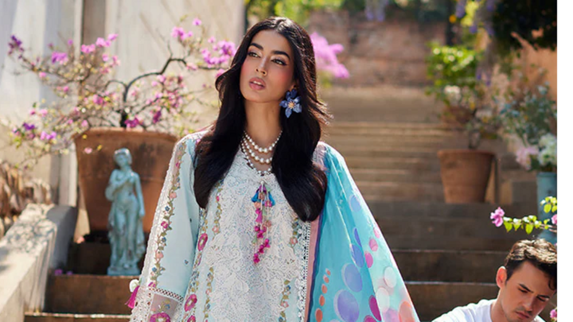 Eksplorasi palet kontras dengan busana etnik India