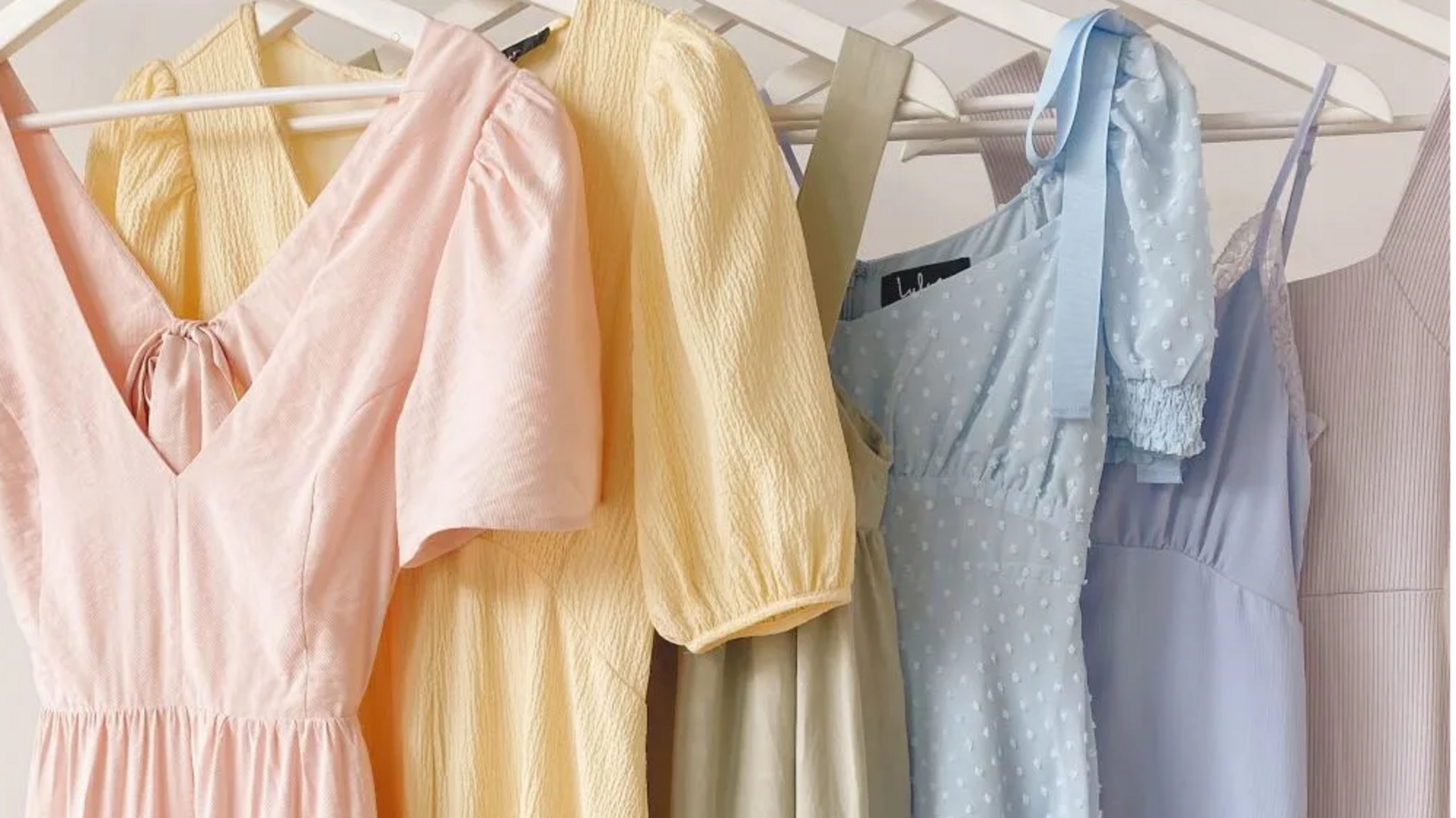 Cara memberi aksesori gaun berwarna pastel