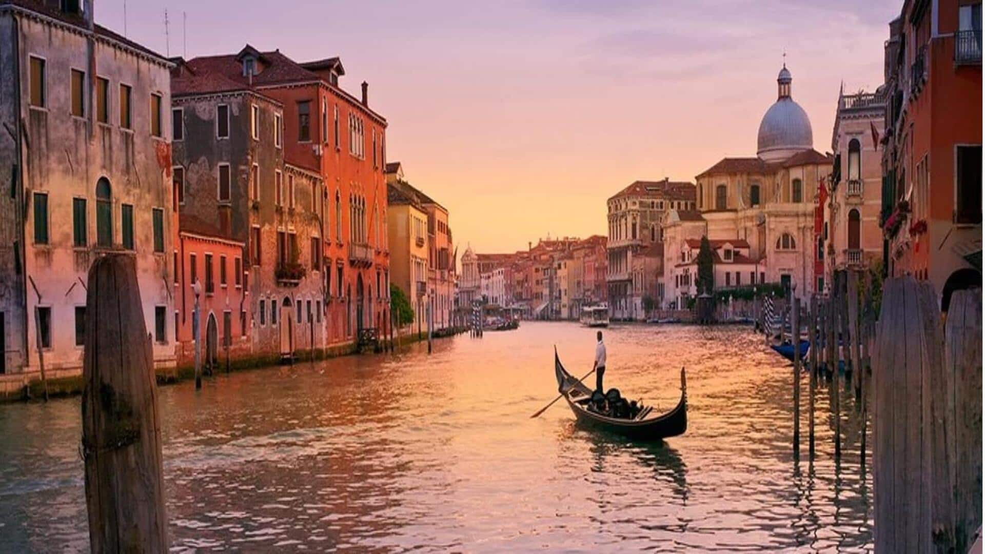 Jangan lupa naik gondola saat berada di Venesia