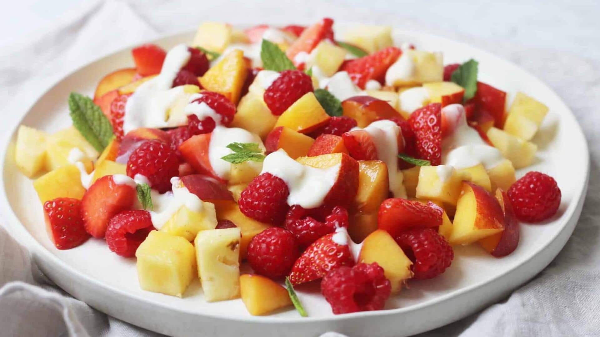 Menyajikan Salad Buah Segar Khas Indonesia