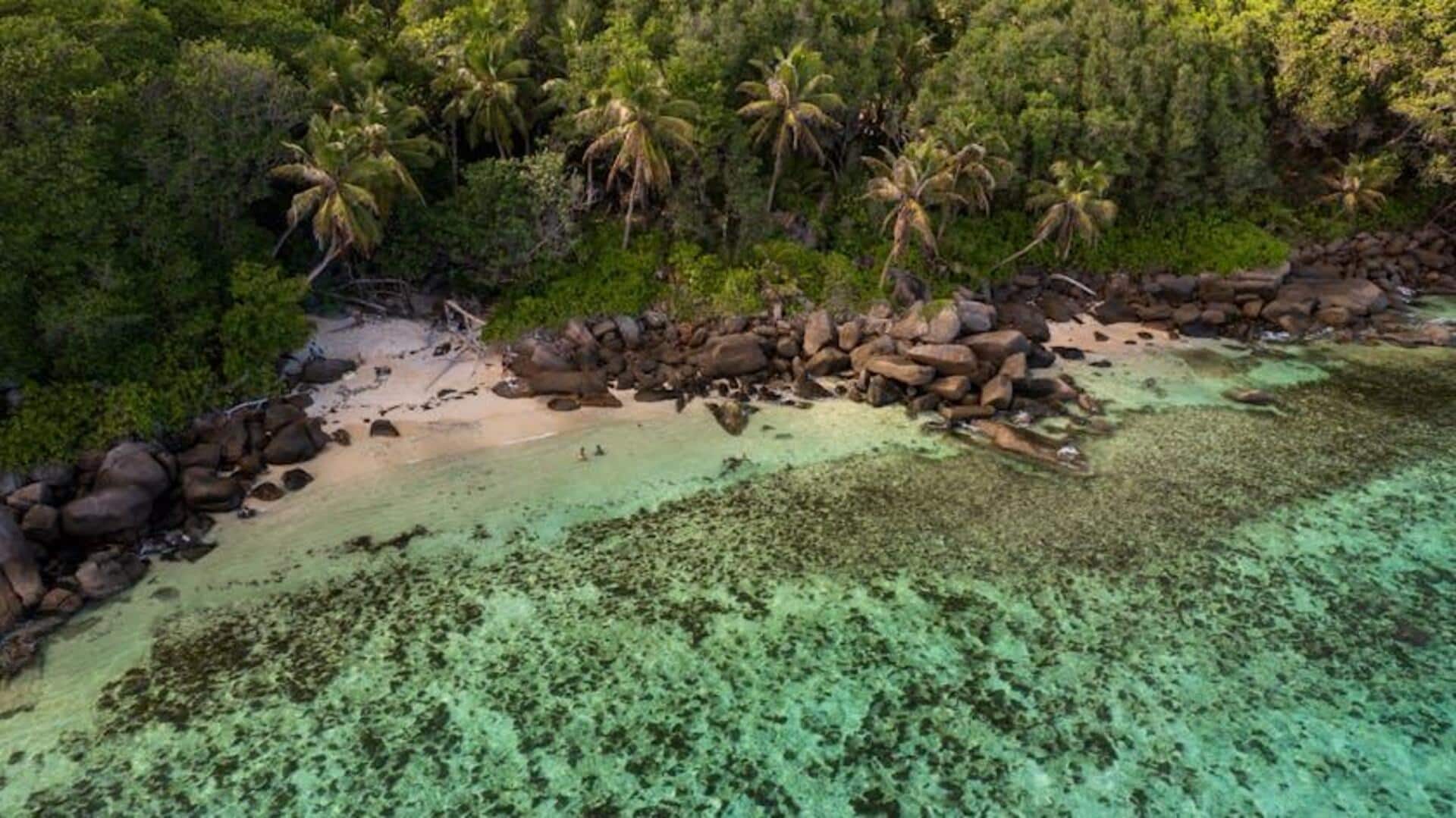 Bersantai di Pantai Jernih Seychelles Bersantai di Pantai Jernih Seychelles