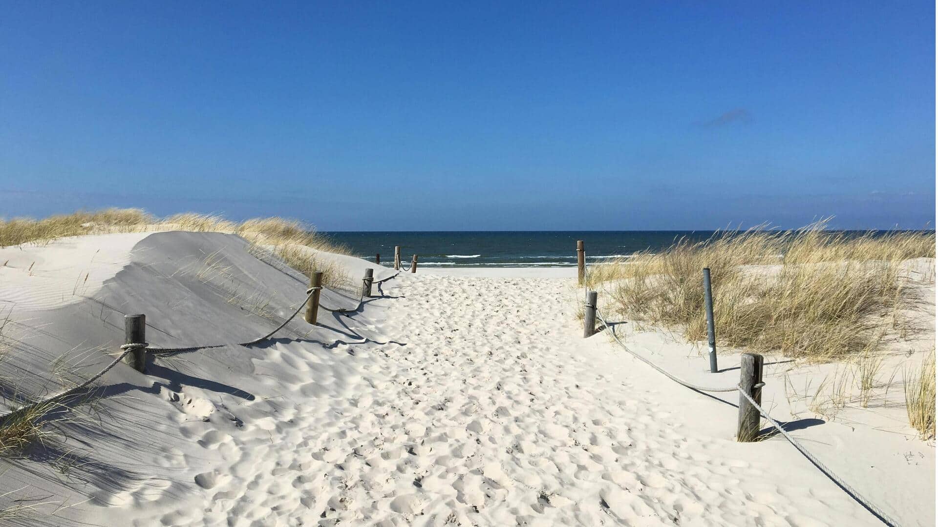 Menjelajahi Pantai Berpasir Tenang di Pesisir Baltik Polandia